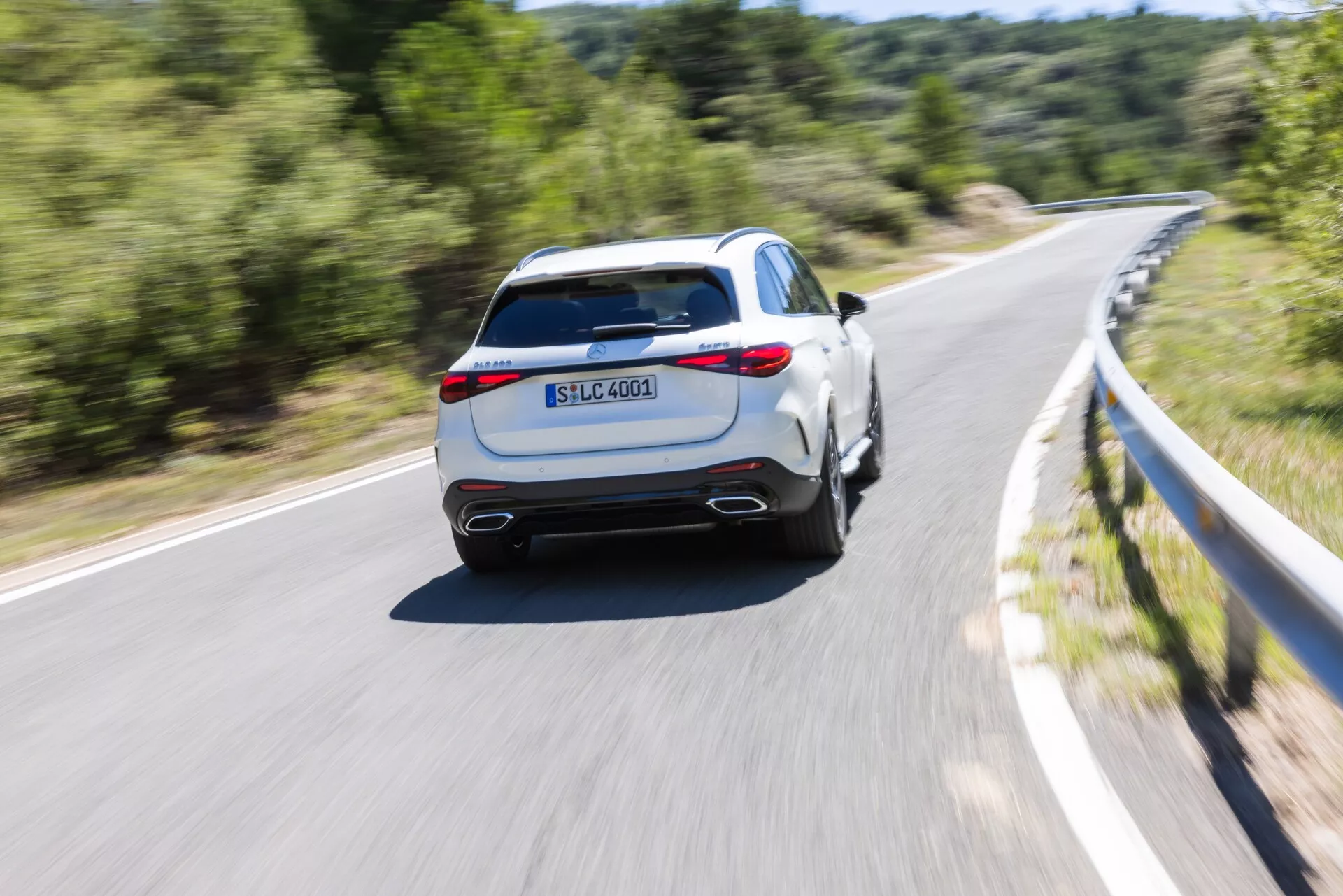 Vue de face de la Mercedes GLC 254 de 2022 en finition argent métallisé élégant, mettant en valeur son design aérodynamique sophistiqué, ses phares LED élégants, sa calandre audacieuse avec l'étoile emblématique de Mercedes-Benz et ses lignes raffinées reflétant le luxe moderne et l'ingénierie automobile avancée.