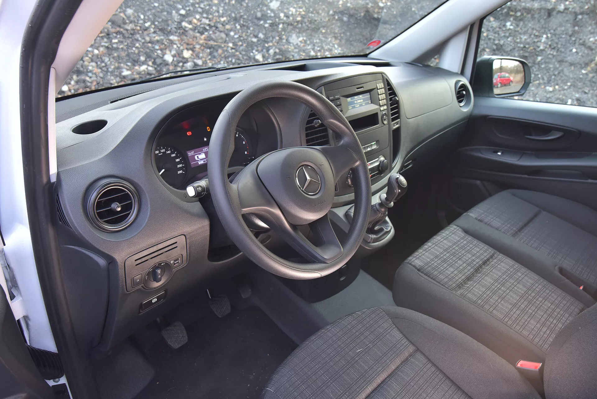 Vue intérieure d'un Mercedes-Benz Vito Tourer 2014 se concentrant sur le côté conducteur avec le volant, le tableau de bord et le levier de vitesse.