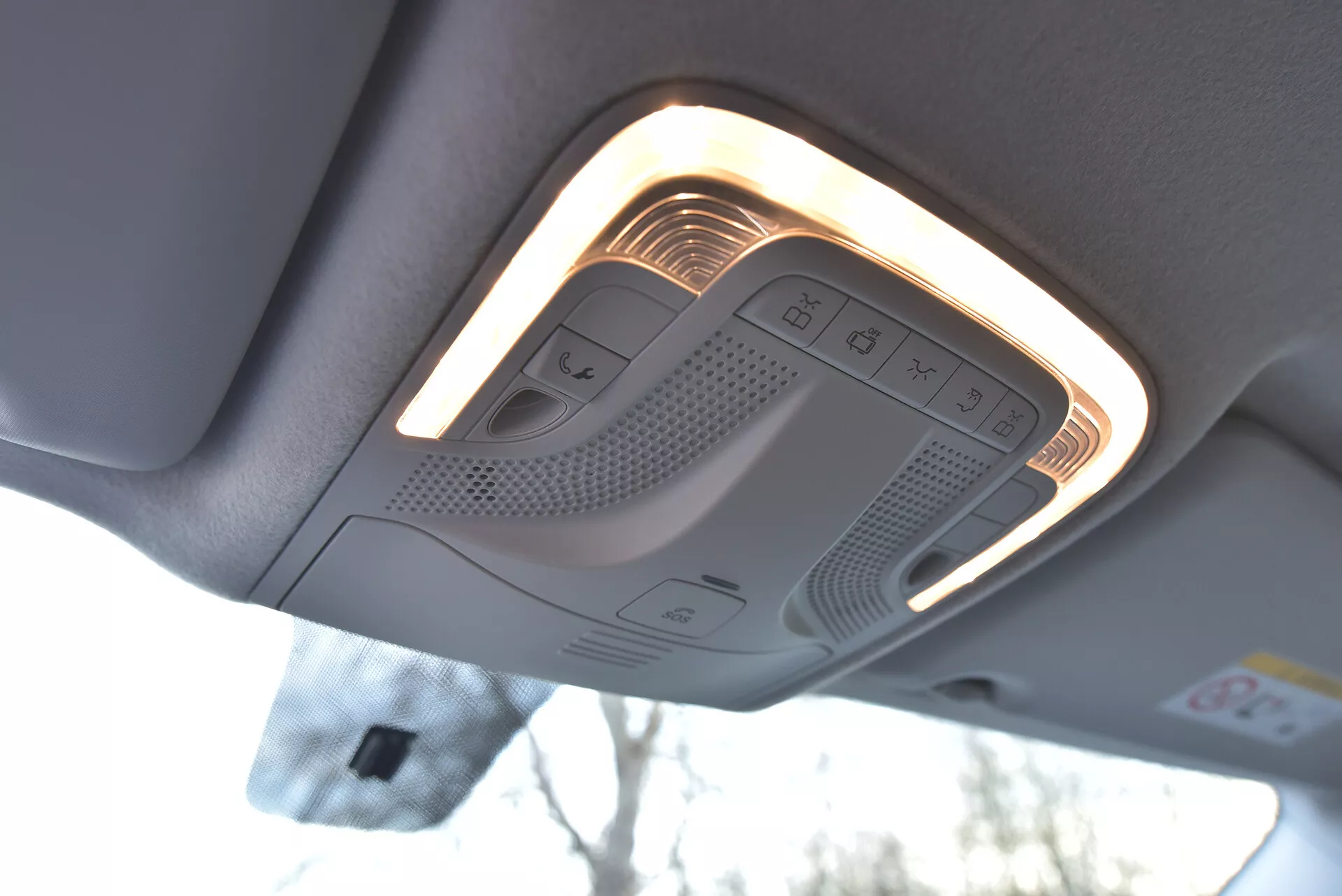 Vue détaillée de la console supérieure de la Mercedes-Benz Vito 2014 avec commandes d'éclairage et de toit ouvrant, fonction d'urgence SOS, microphone, haut-parleur et indicateur de capteur de porte, montrant la technologie avancée et le design de la voiture