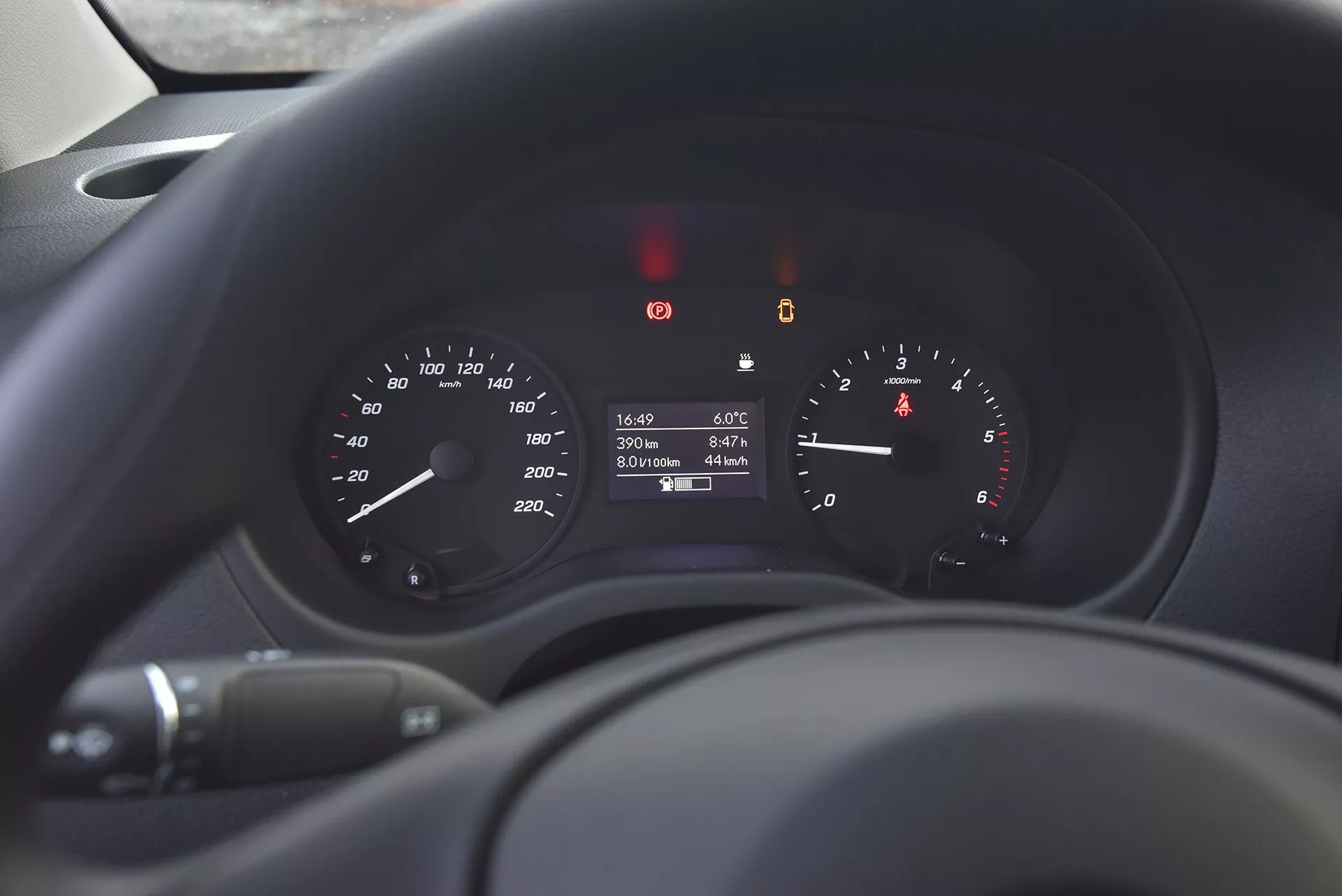 Gros plan sur le tableau de bord du Mercedes-Benz Vito Tourer 2014 montrant le compteur de vitesse, le compte-tours et l'affichage numérique avec la température, l'heure et les lectures de l'odomètre, avec une mise au point douce sur le tableau de bord et le volant environnants