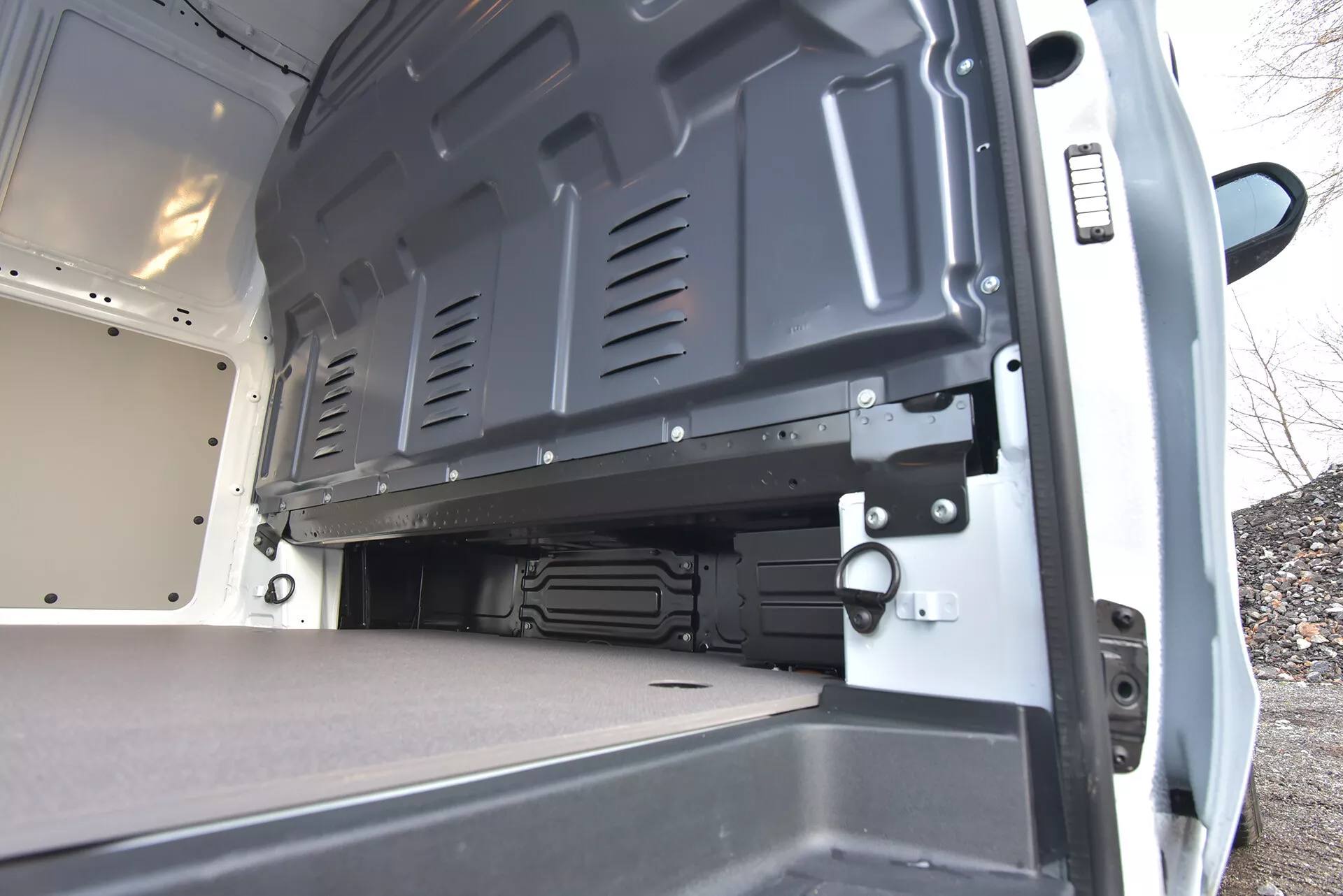 Vue intérieure arrière d'un fourgon commercial Mercedes-Benz Vito Tourer de 2014, mettant en évidence l'espace de chargement spacieux à plancher plat avec portes ouvertes et surfaces durables pour un chargement efficace et un transport sécurisé.