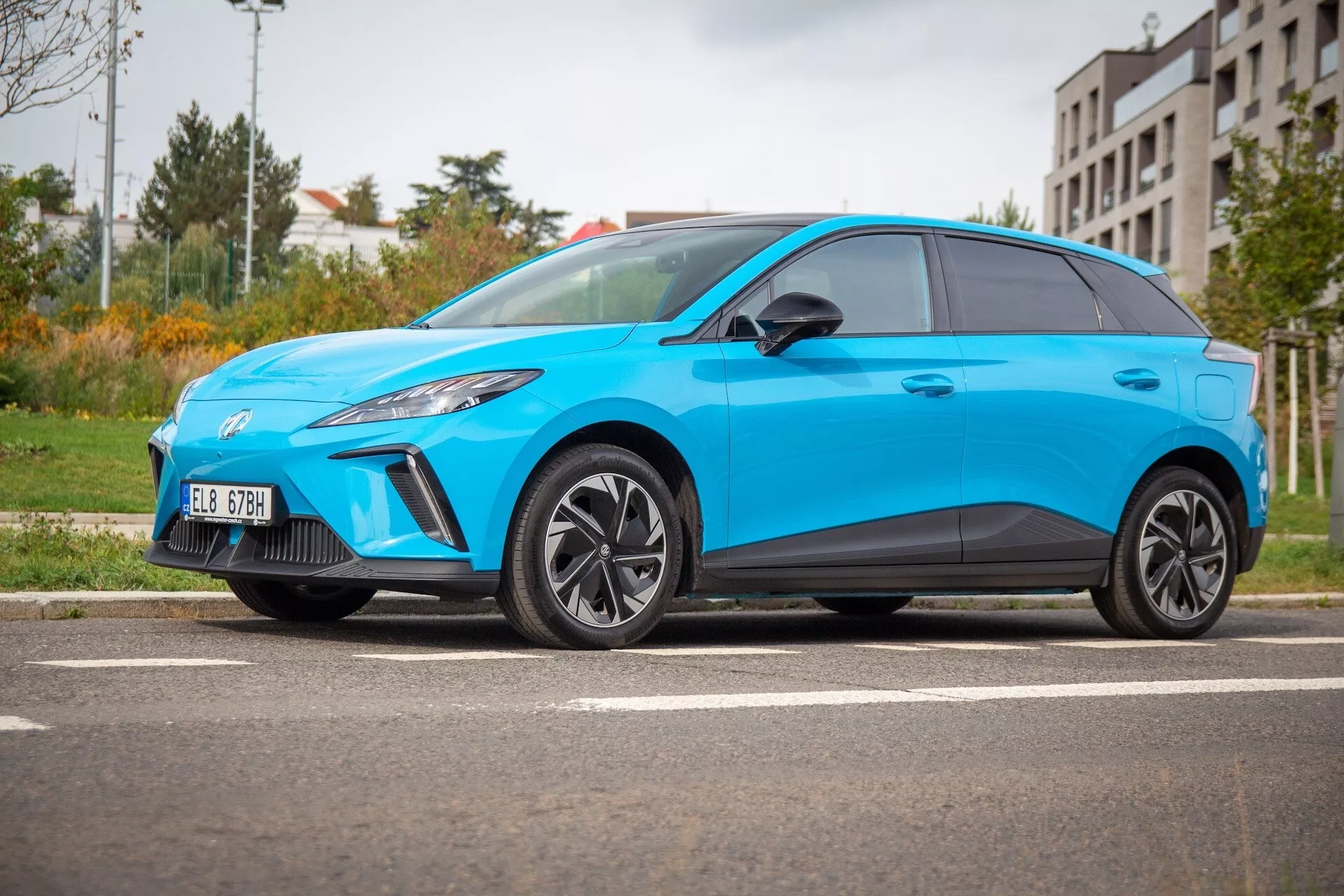 Hatchback électrique MG MG4 2022 en bleu vif, montrant sa posture sportive, son profil aérodynamique et son phare avant gauche LED depuis un angle latéral bas