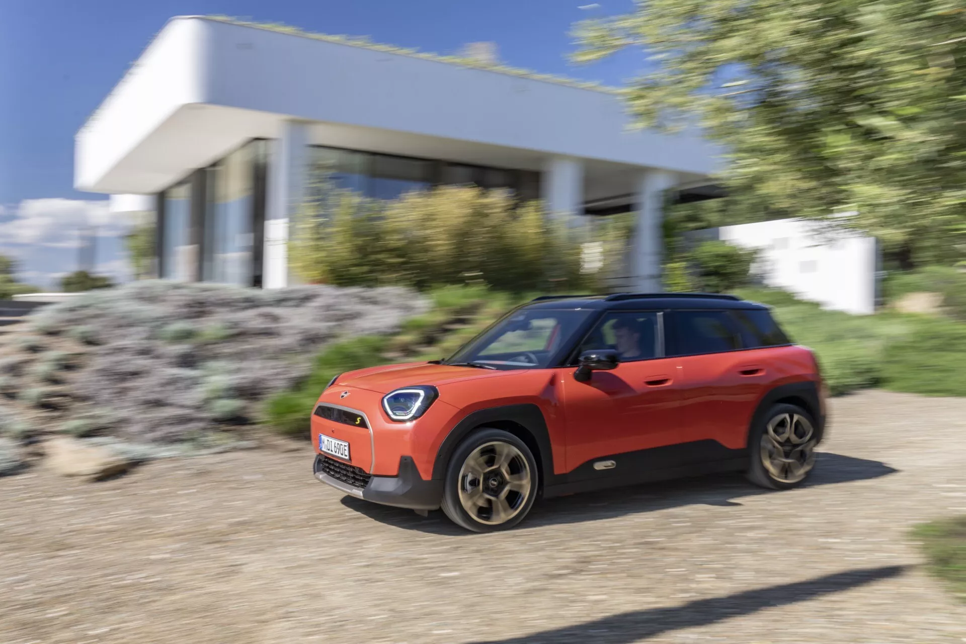 Mini Aceman 2024 (J05) présentant son design élégant et compact, avec des lignes dynamiques et une technologie innovante