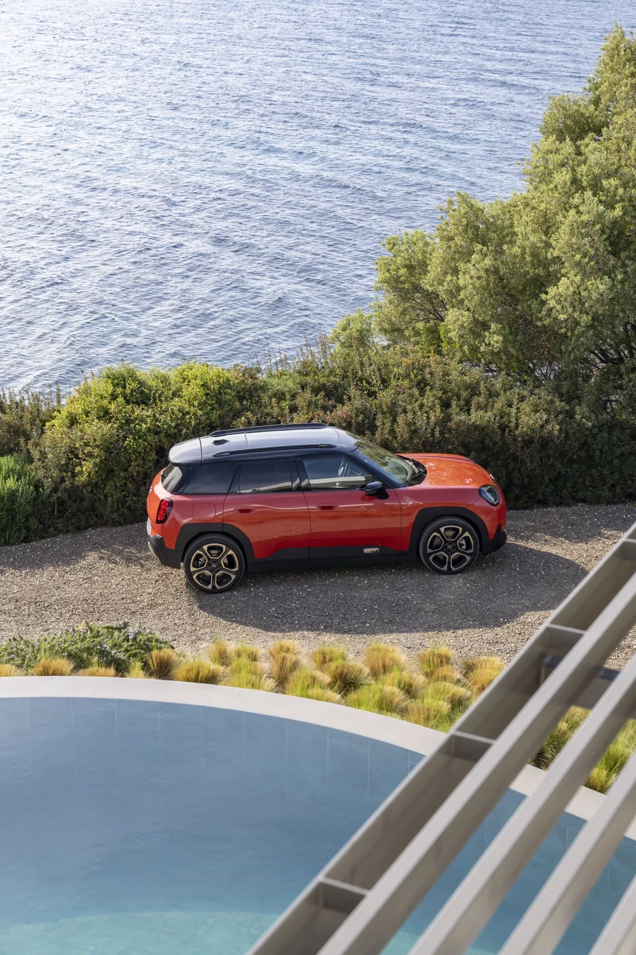 Vue de face du Mini Aceman (J05) 2024 mettant en avant son design élégant et ses caractéristiques modernes