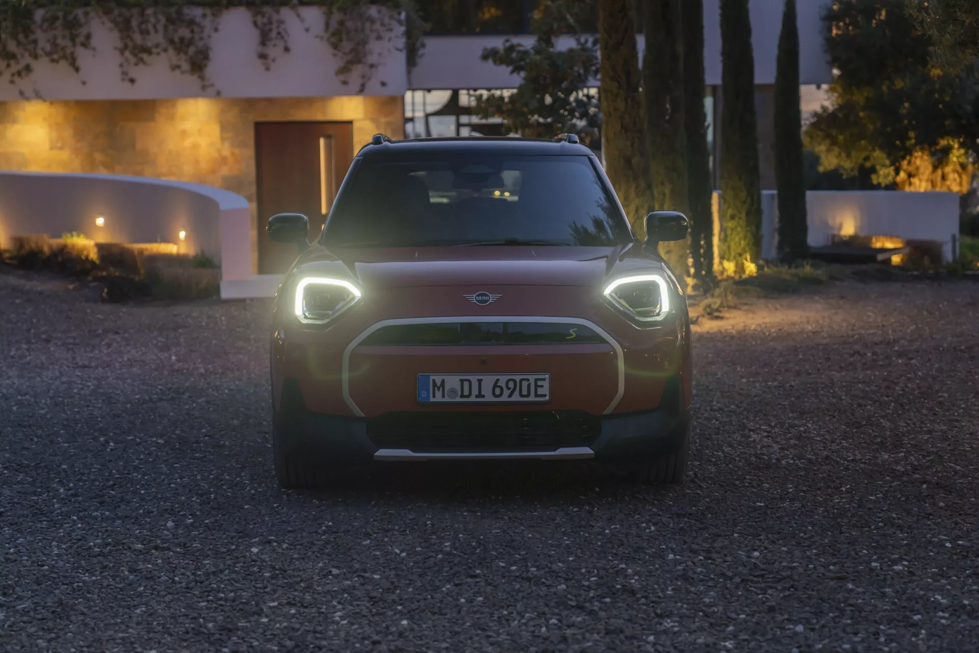 Vue de face du Mini Aceman 2024 (J05) présentant son design dynamique et ses phares LED dans des conditions de crépuscule, mettant en avant la technologie automobile avancée et l'aérodynamique élégante