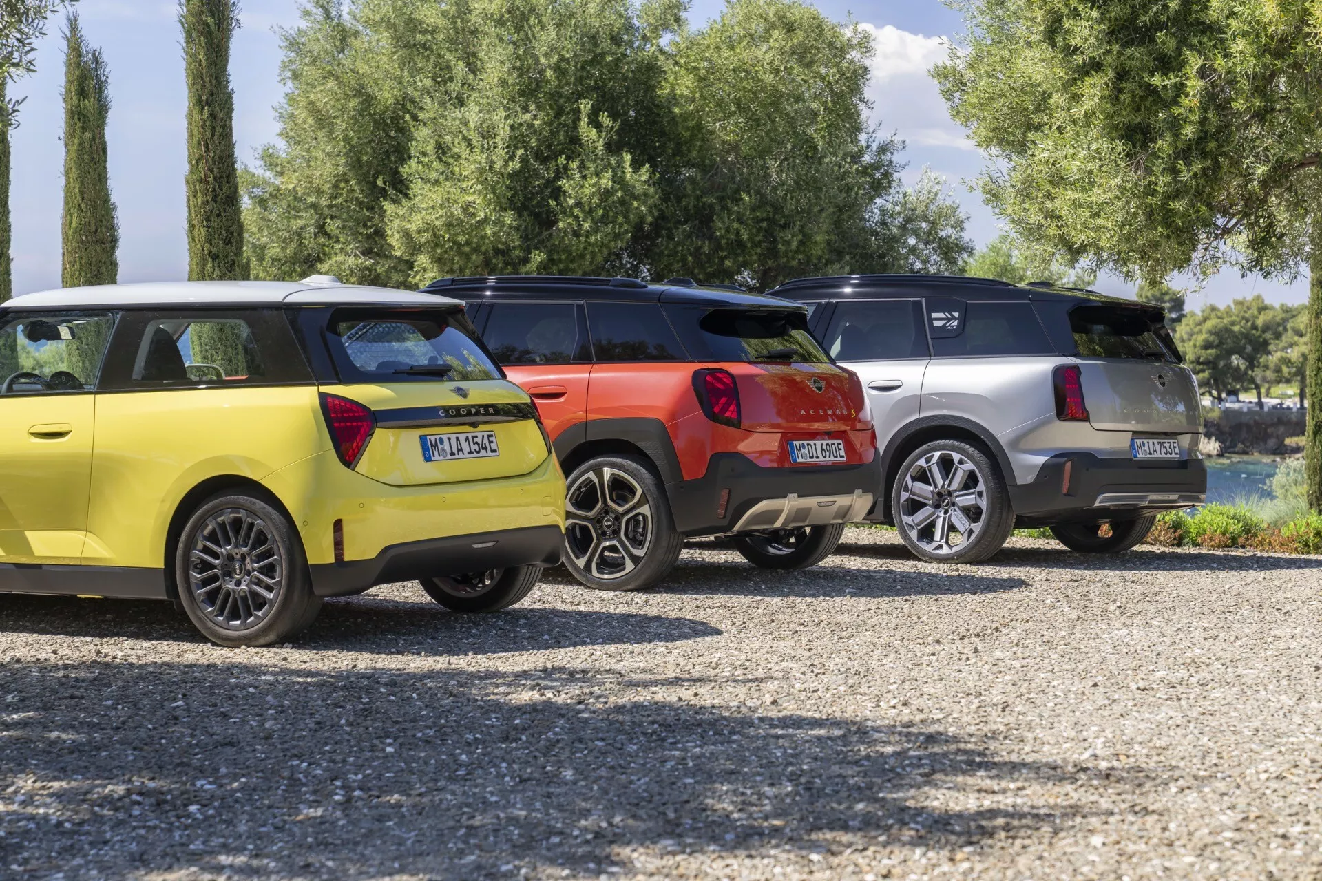 2024 Mini Aceman (J05) en ligne montrant des hatchbacks jaune, orange et gris vue arrière trois quarts avec arrière-plan extérieur naturel