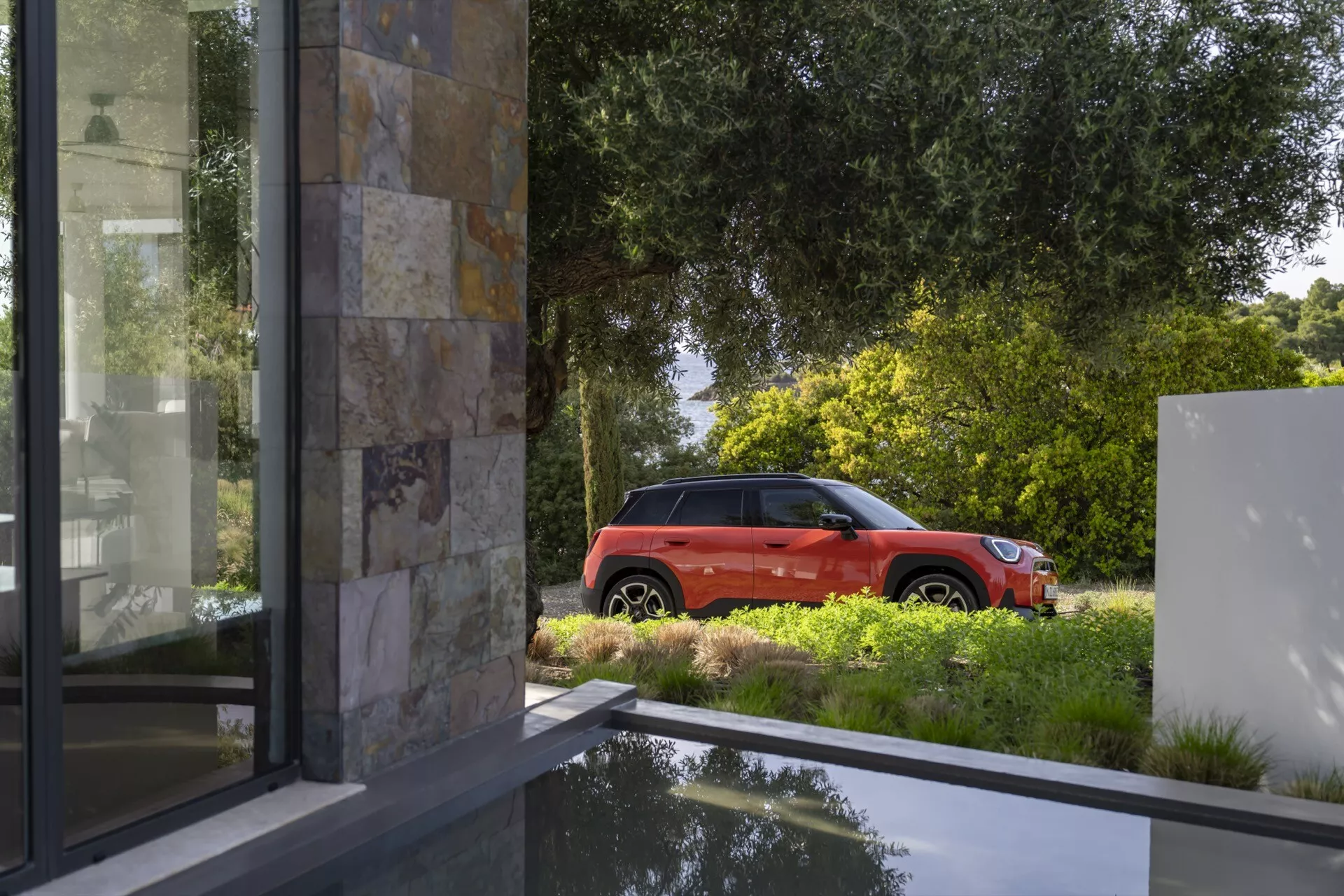 Mini Aceman 2024 (J05) présentant un design avancé, SUV compact électrique en couleur vibrante