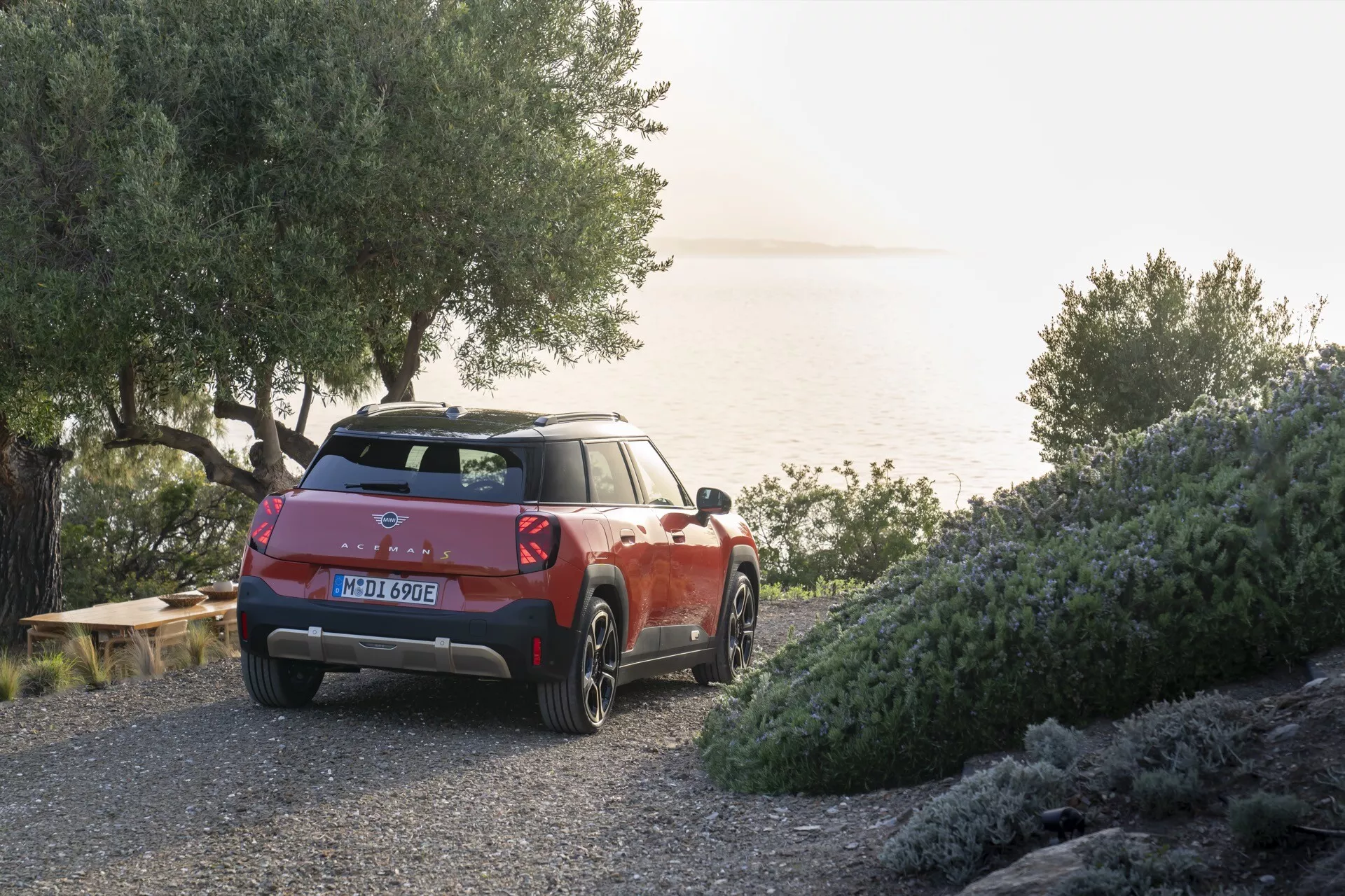 Mini Aceman 2024 (J05) présentant un design élégant avec des couleurs vives, des fonctionnalités technologiques innovantes et un groupe motopropulseur électrique respectueux de l'environnement
