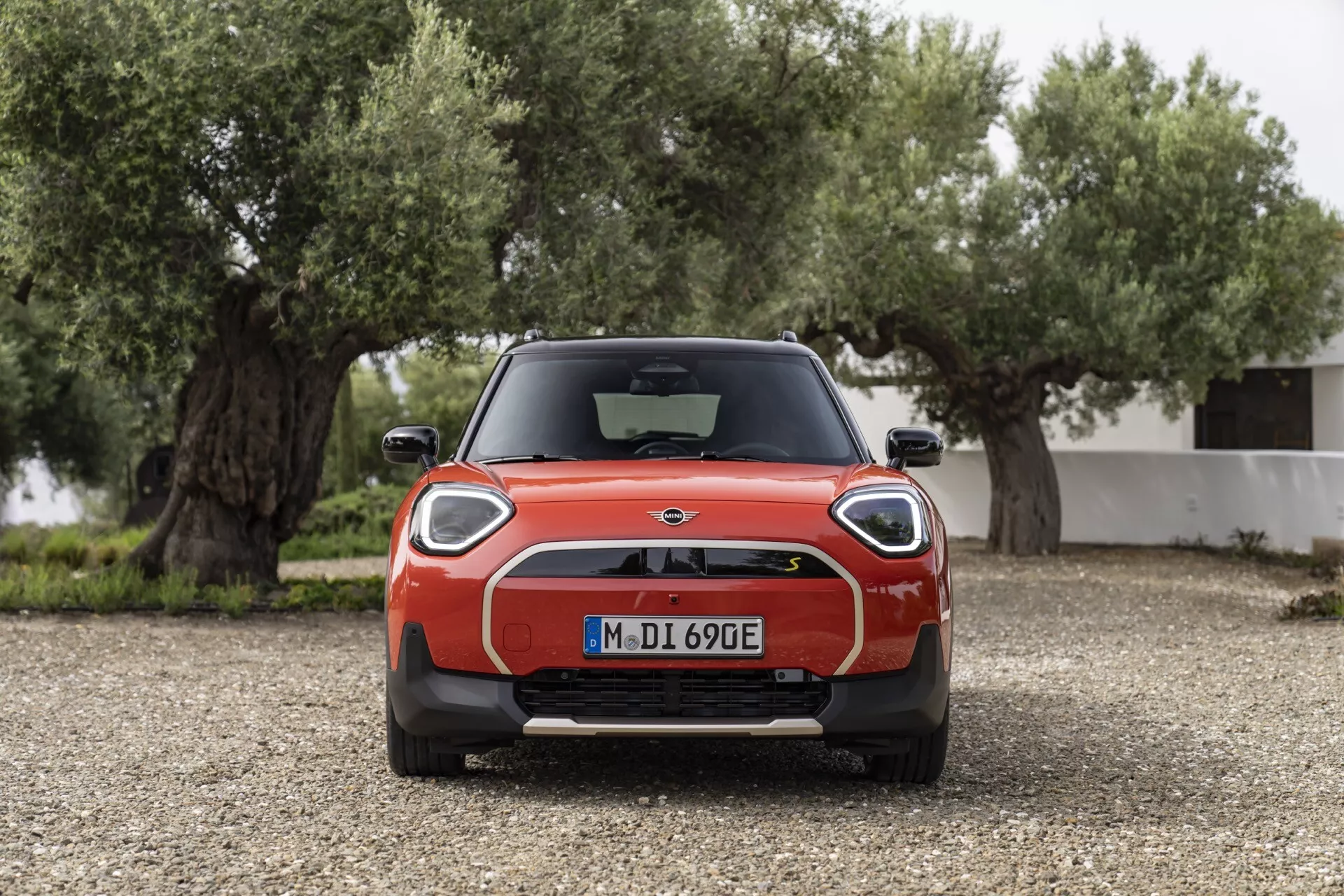 MINI Aceman 2024 (J05) en couleur vibrante présentant son design élégant et ses fonctionnalités modernes