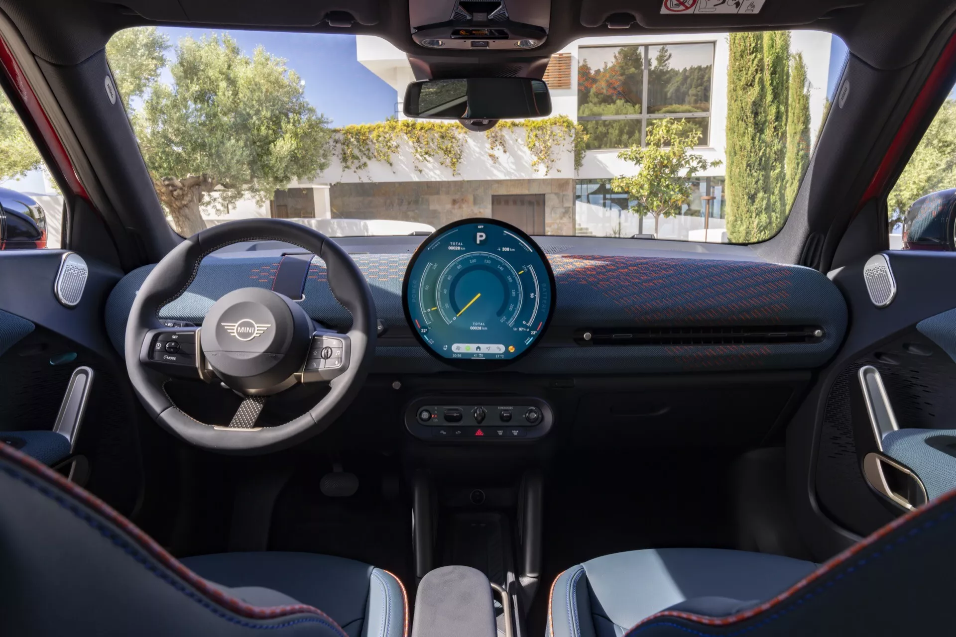 Vue intérieure du Mini Aceman 2024 (J05) montrant la perspective du conducteur avec un volant moderne à trois branches, un tableau de bord entièrement numérique et une console centrale minimaliste dotée de technologies avancées