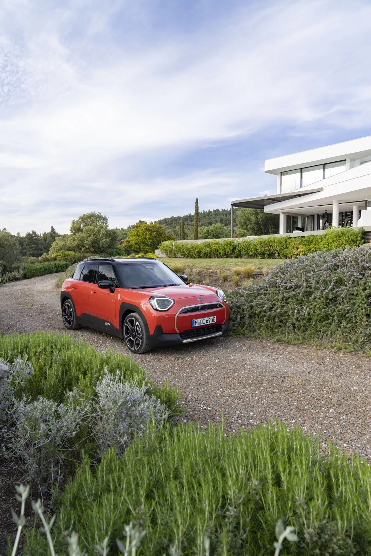 Mini Aceman 2024 (J05) vue de trois quarts avant, mettant en valeur son design sportif, ses passages de roue à garniture noire, son toit contrastant et ses roues en alliage distinctives sur fond résidentiel haut de gamme