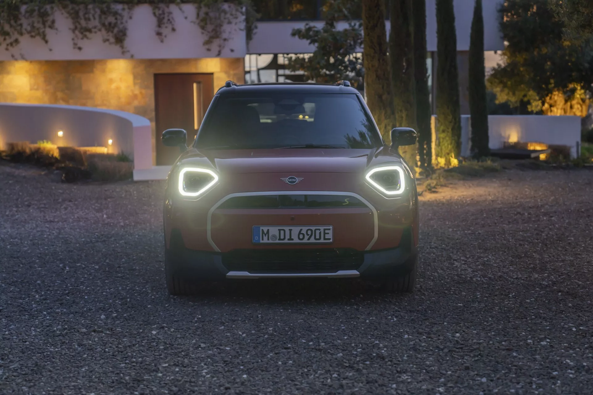 Vue de face du Mini Aceman 2024 au crépuscule présentant des phares LED, une grille électrique stylisée et des technologies d'assistance au conducteur