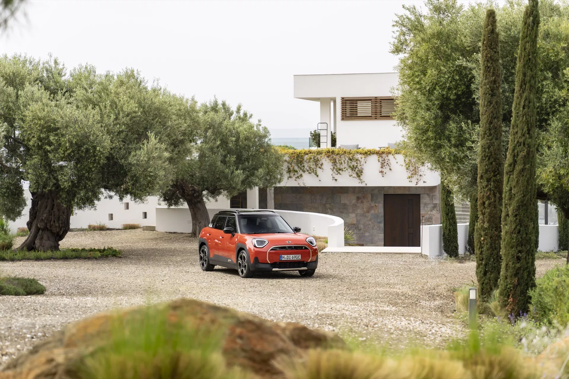 Mini Aceman 2024 (J05) en pose dynamique montrant un design élégant et des fonctionnalités innovantes