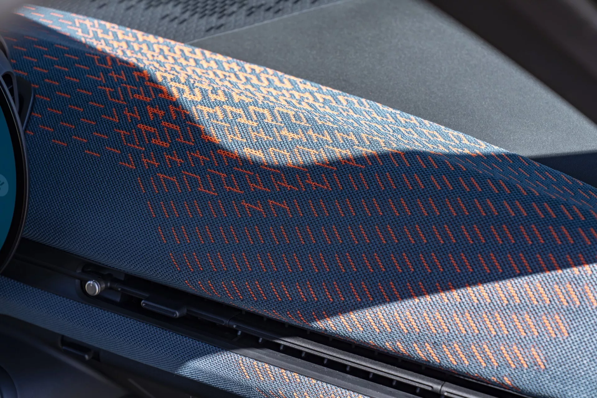 Vue rapprochée du tableau de bord du Mini Aceman (J05) 2024 avec un motif distinctif en tissu bleu et orange et des bouches de dégivrage, suggérant un design intérieur premium et des fonctionnalités technologiques avancées possibles