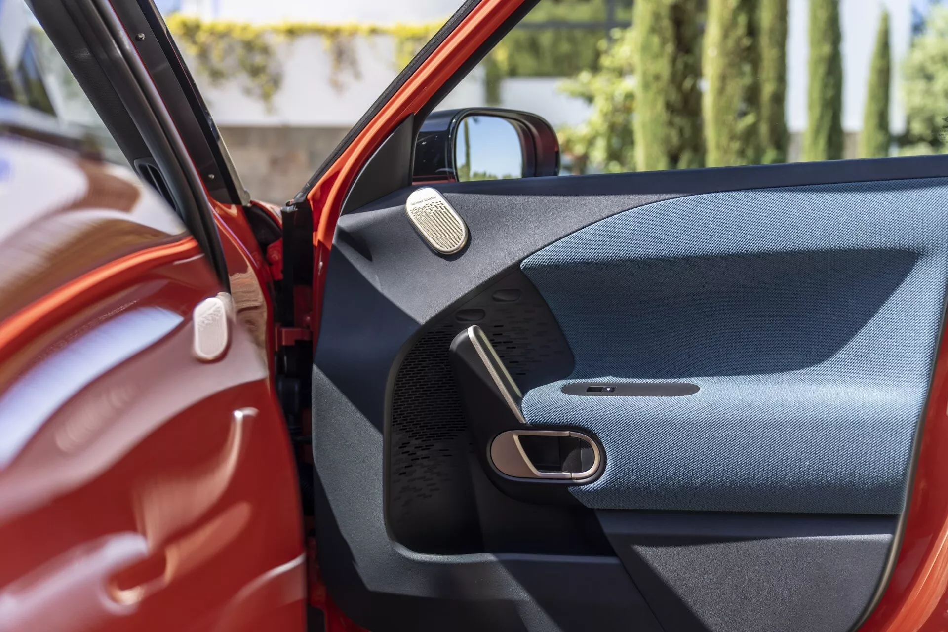 Mini Aceman 2024 (J05) présentant son design élégant, sa palette de couleurs vibrantes et ses fonctionnalités technologiques avancées