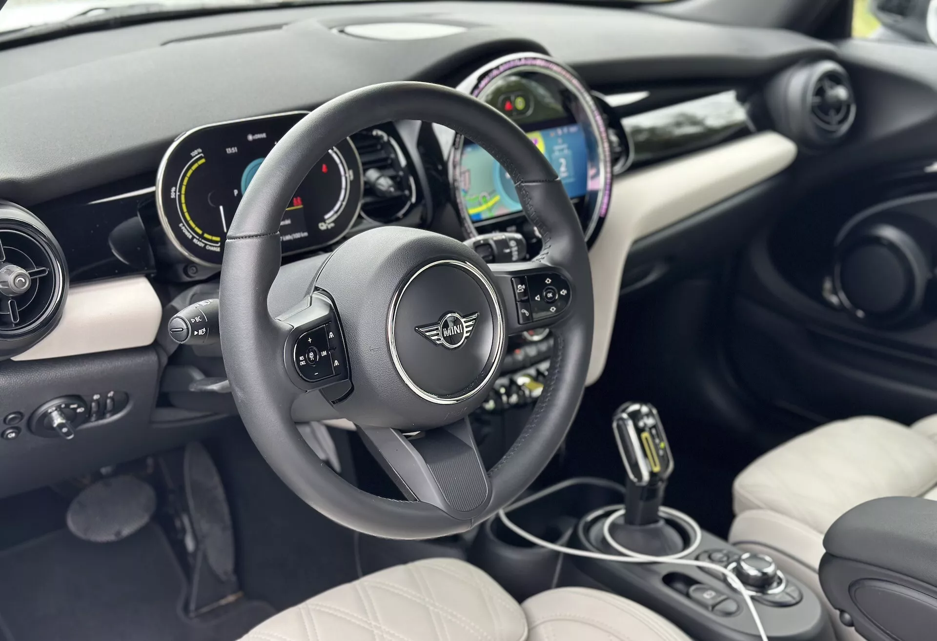 Vue intérieure du Mini Électrique 3 Portes 2021 mettant en avant le tableau de bord moderne équipé de technologie et le volant enveloppé de cuir du point de vue du passager