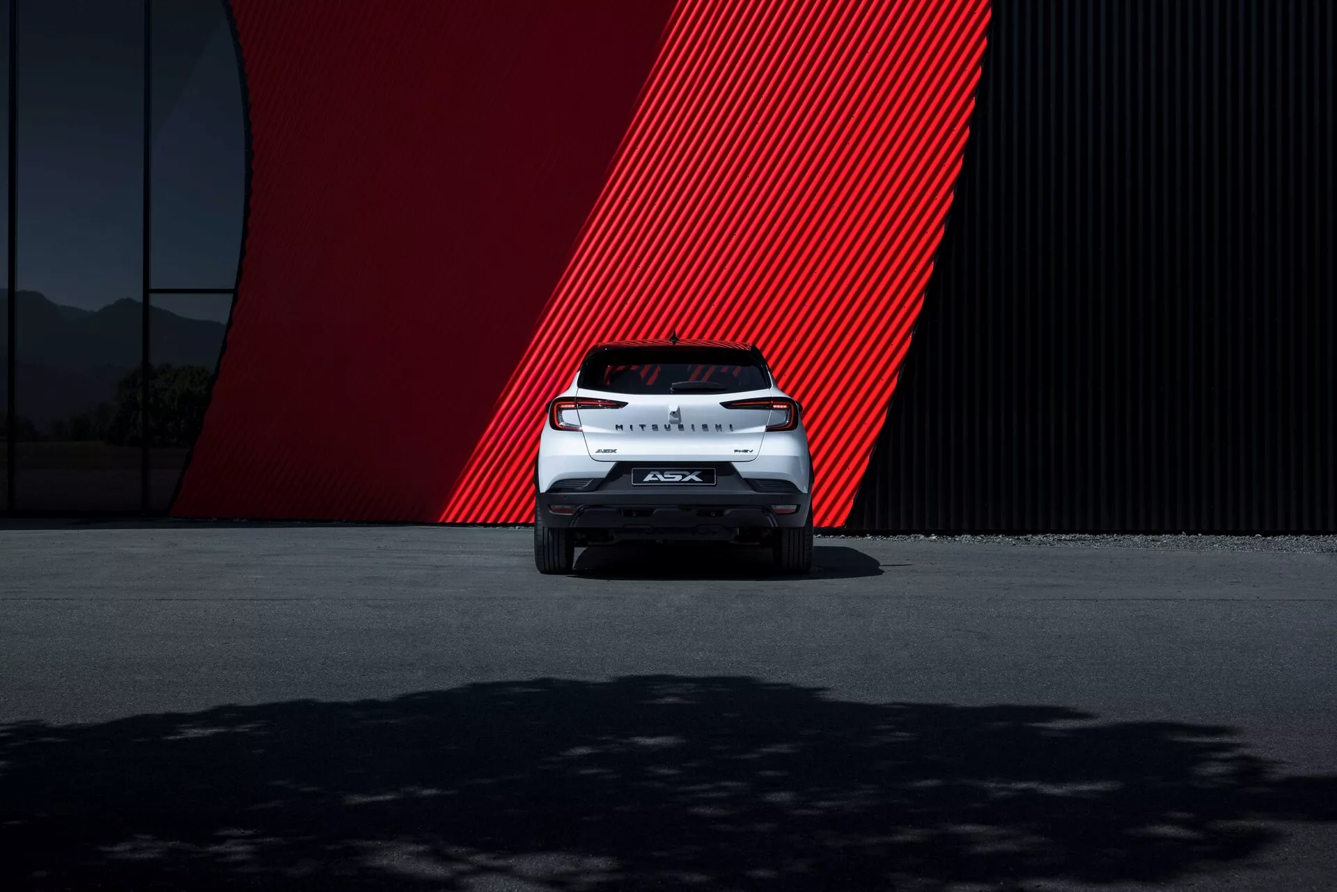 Vue latérale du Mitsubishi ASX 2023 de 2ème génération, exhibant son design élégant, ses phares LED modernes et ses jantes en alliage stylées.