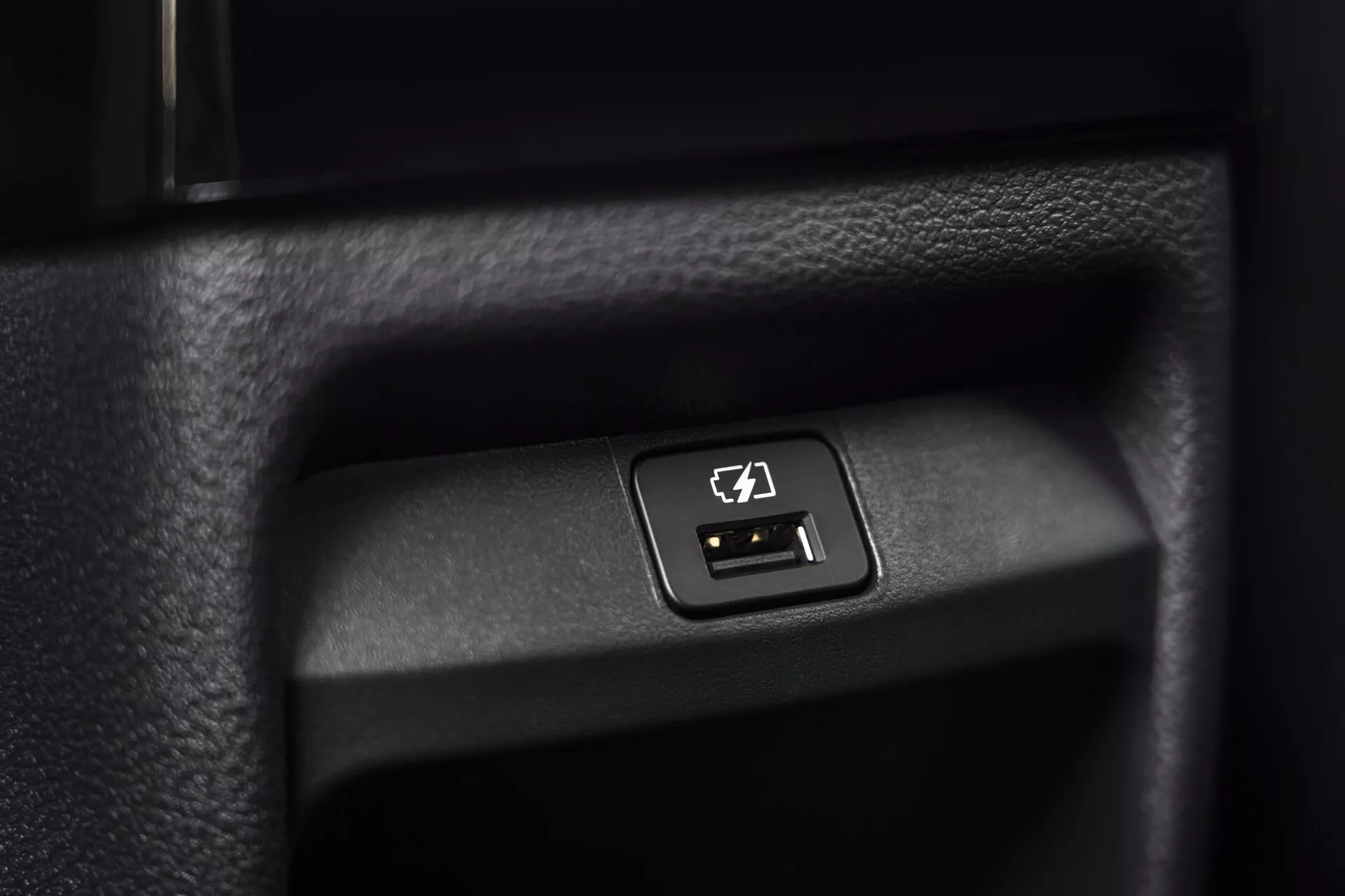 Fonctionnalité intérieure du Nissan Juke (F16) 2019 présentant un port USB dans un compartiment texturé