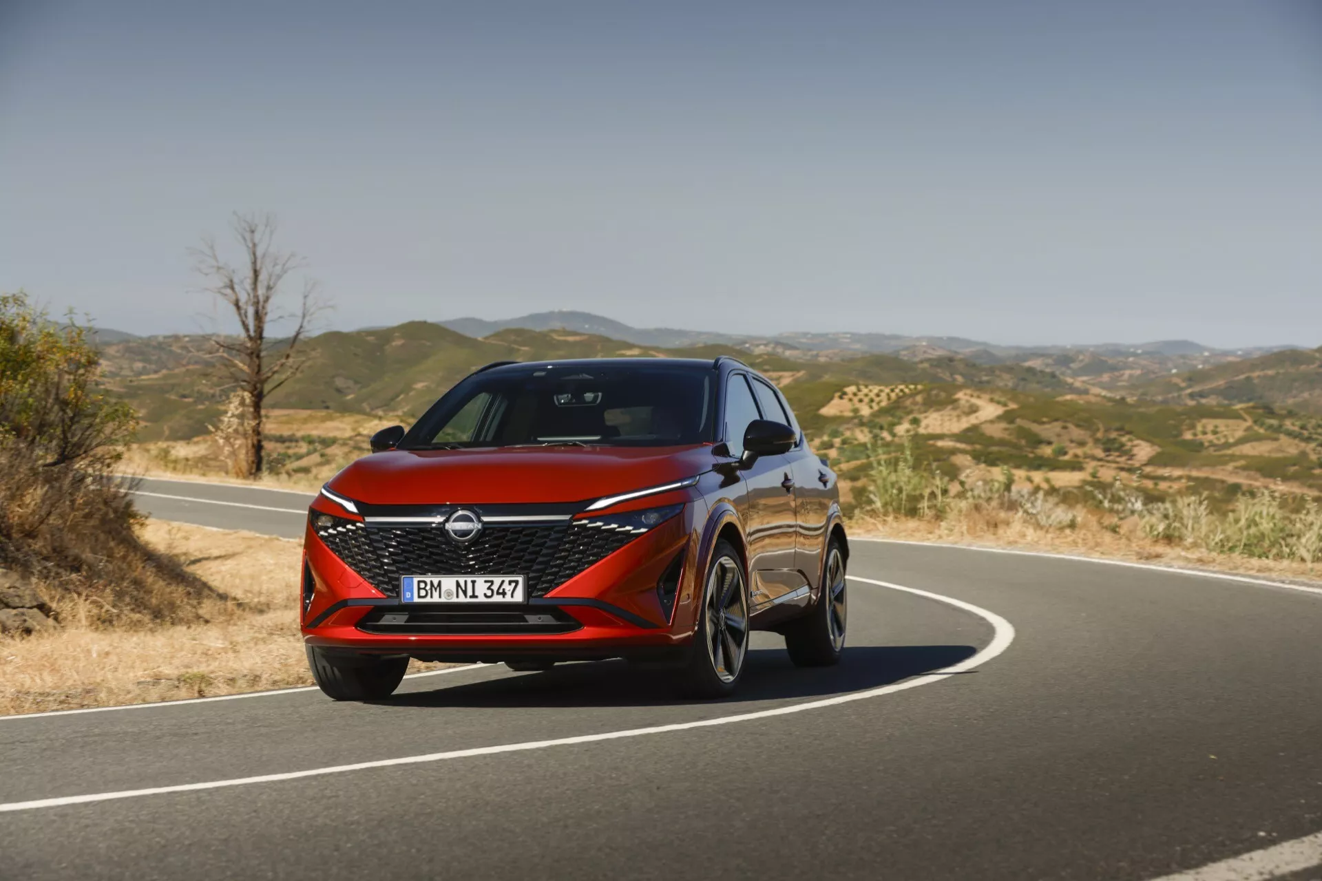 Vue avant du Nissan Qashqai 2024 J12-facelift mettant en avant son design moderne avec des phares LED élégants, une audacieuse calandre avant en V-motion et des lignes dynamiques soulignant son esthétique sportive et sophistiquée.