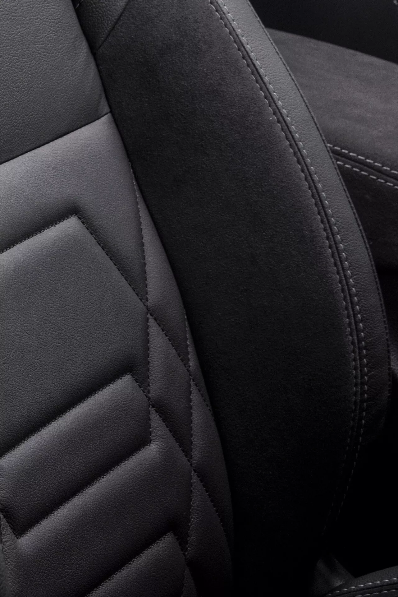 Nissan Qashqai 2024 J12-Facelift avec un design aérodynamique moderne, calandre avant mise à jour, phares à LED élégants et intérieur amélioré avec technologie avancée.