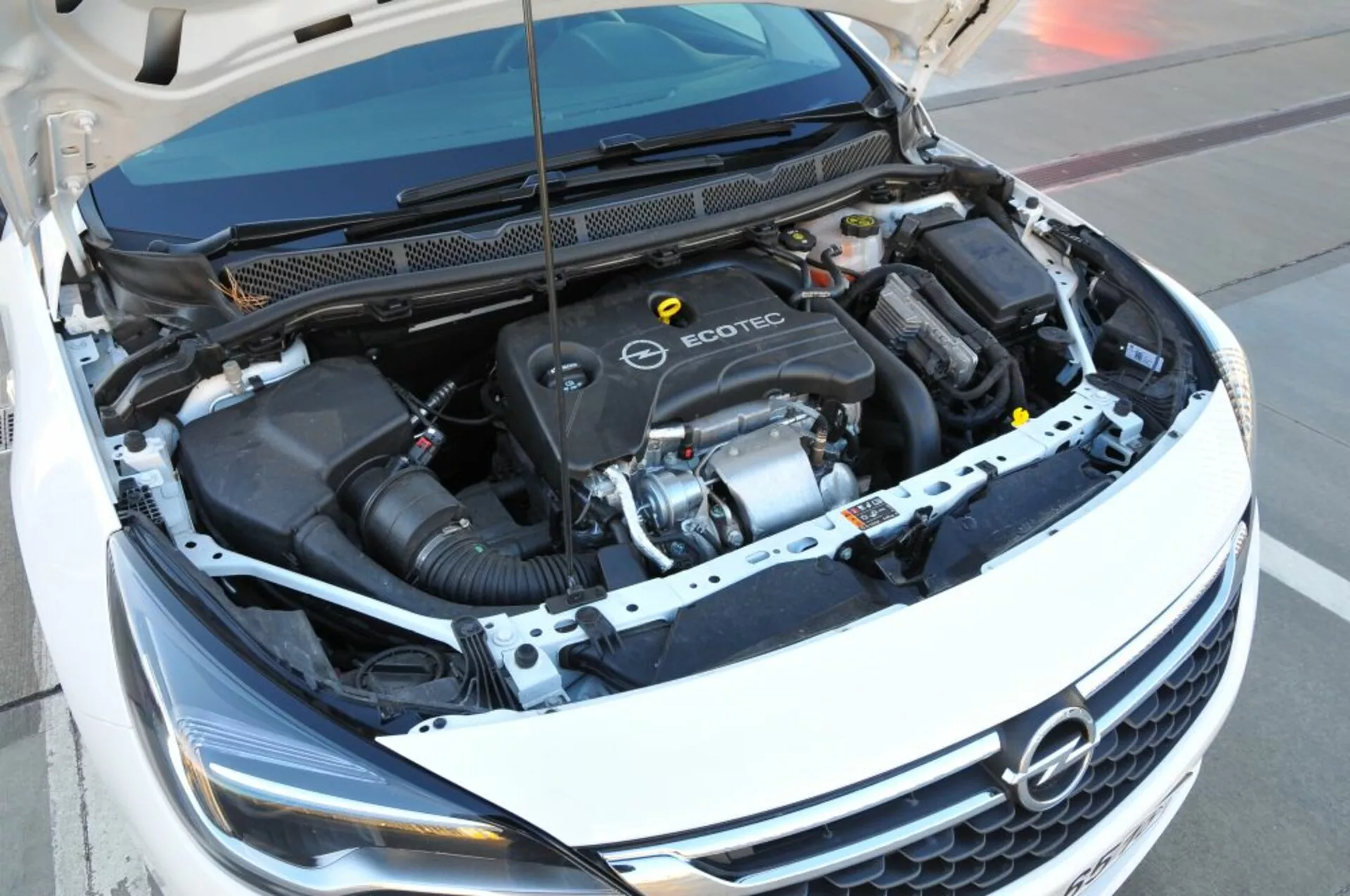 Vue en plongée du compartiment moteur Ecotec de l’Opel Astra 2005 présentant le bloc moteur, le tuyau d’admission d’air et divers composants