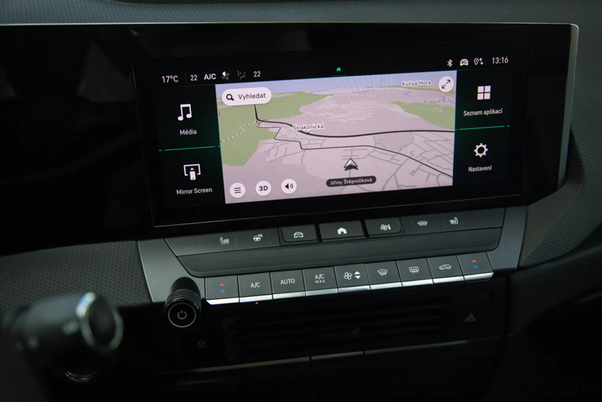 Vue en gros plan du système d'infodivertissement et des commandes de climatisation de l'Opel Astra 2022 sur la console centrale, montrant la navigation GPS à l'affichage, connectivité Bluetooth et réglages de la température