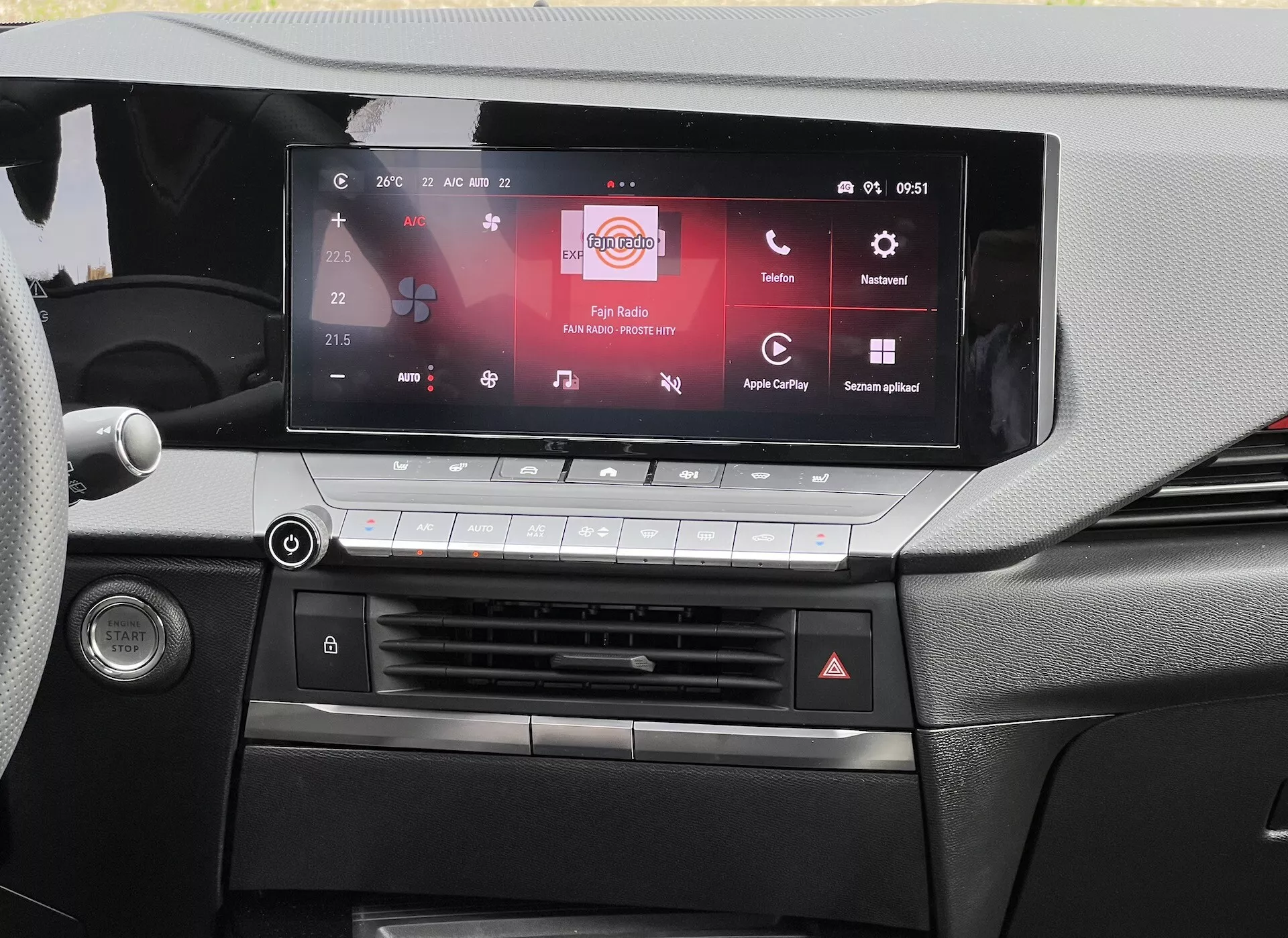 Vue du tableau de bord de l'Opel Astra 2022 mettant en évidence l'écran tactile de l'infodivertissement compatible avec Apple CarPlay et Android Auto, système de contrôle climatique et design détaillé de l'habitacle
