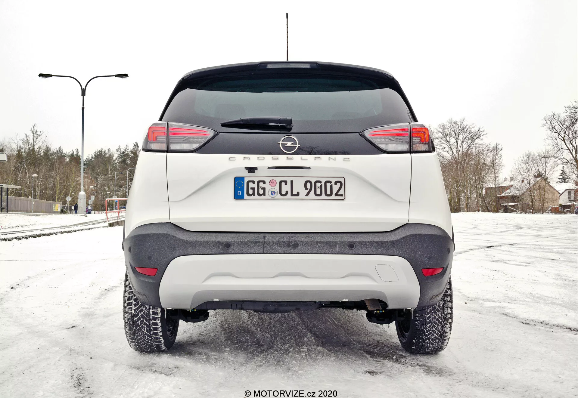Vue latérale de l'Opel Crossland 1.2 2021 dans un cadre urbain saisissant, présentant son design élégant et ses fonctionnalités modernes