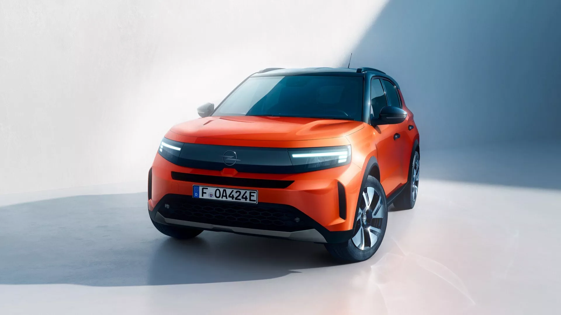 Opel Frontera 2024, 3e génération, présentant son design moderne avec des lignes aérodynamiques élégantes, des phares à LED avancés et une calandre avant robuste, soulignant le mélange de capacité SUV robuste et de luxe contemporain.