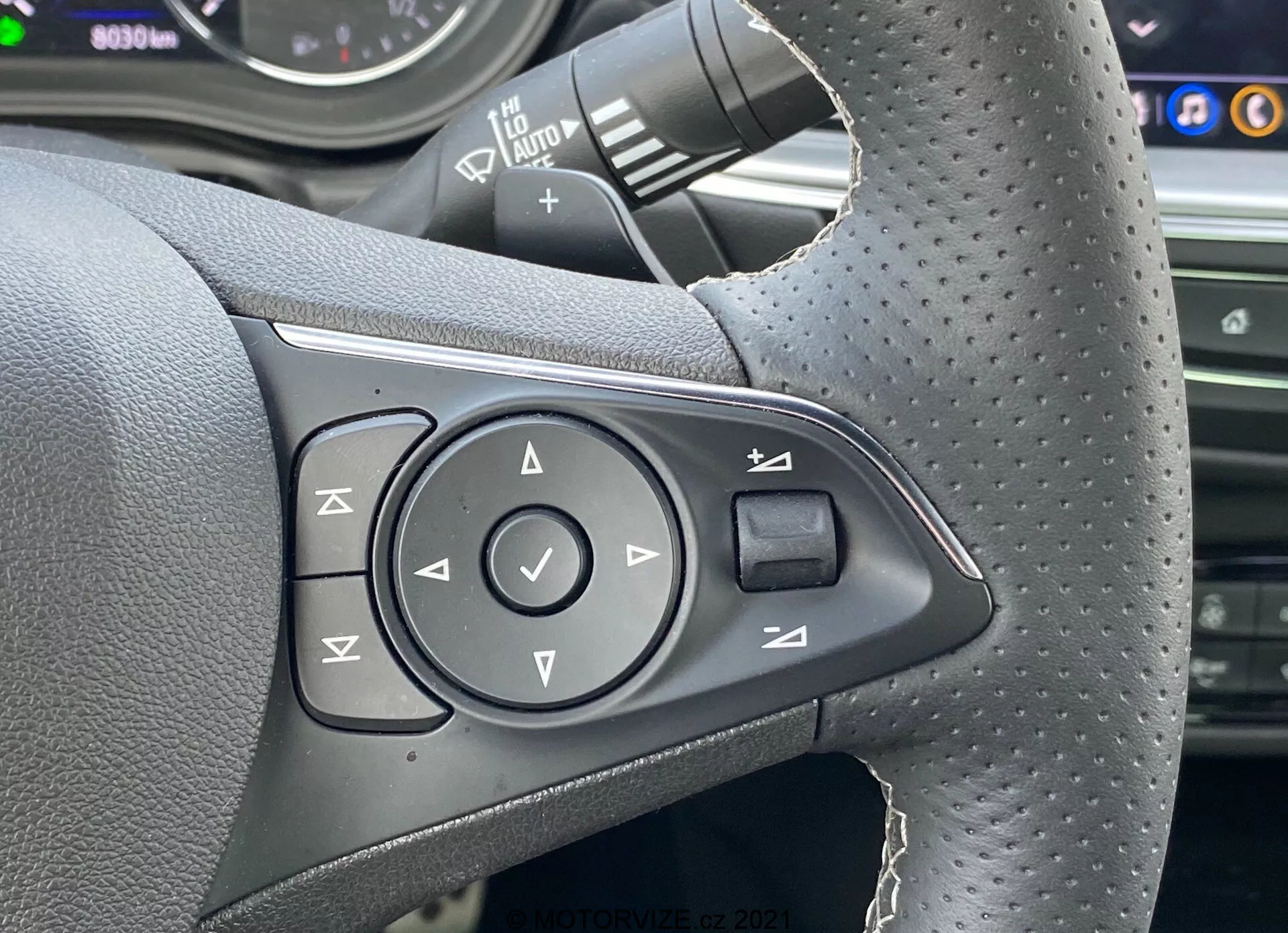 Vue latérale d'une Opel Insignia GSi Grand Sport 2020 en mouvement, présentant son design aérodynamique élégant, ses phares LED sophistiqués et ses jantes en alliage sport