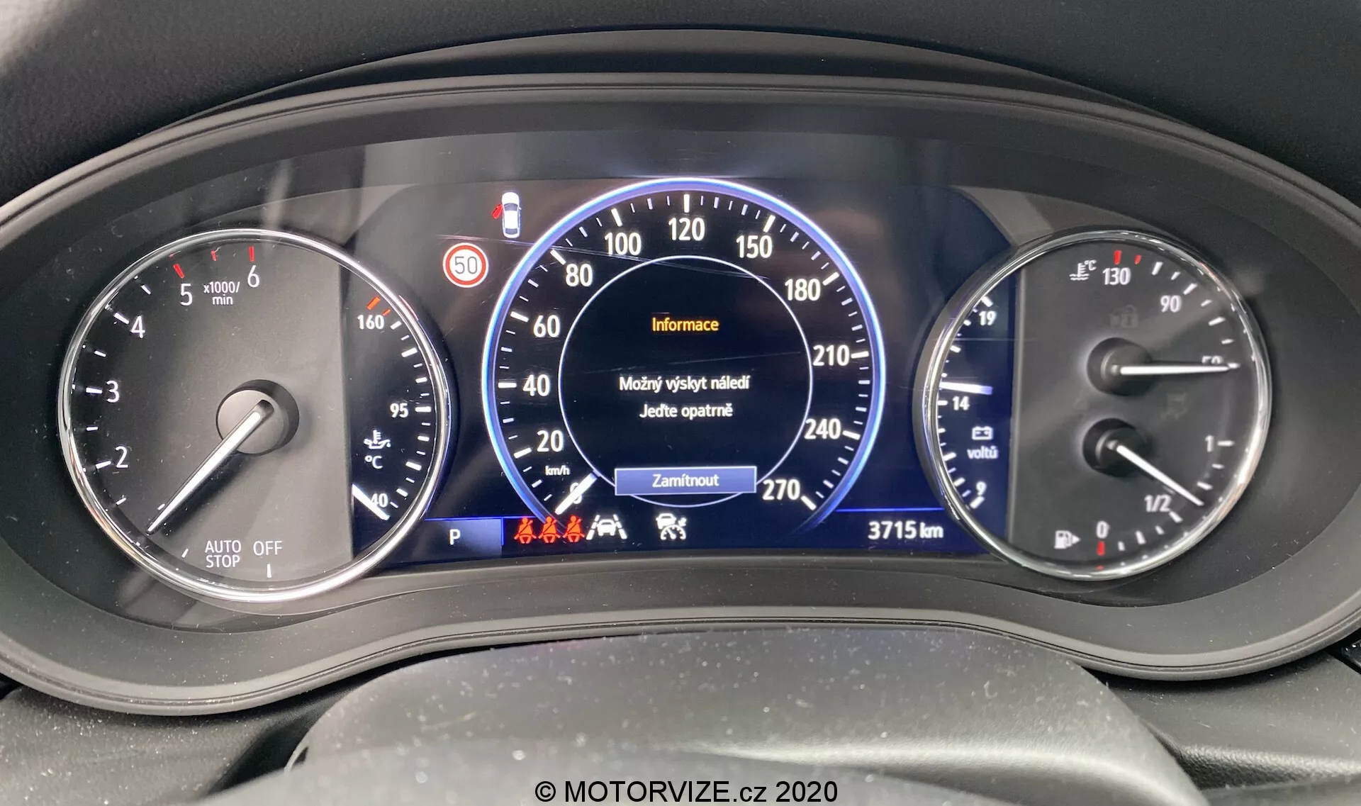 Vue rapprochée du tableau de bord de l'Opel Insignia 2020 (Insignia Sports Tourer). La perspective du conducteur présente un groupe d'instruments avec des affichages analogiques et numériques, notamment un compteur de tours par minute affichant 'AUTO OFF' allumé, un compteur de vitesse numérique indiquant 0 km/h, des indicateurs de niveau de carburant et de température du moteur, un odomètre affichant 37 315 km et plusieurs icônes sur le tableau de bord.