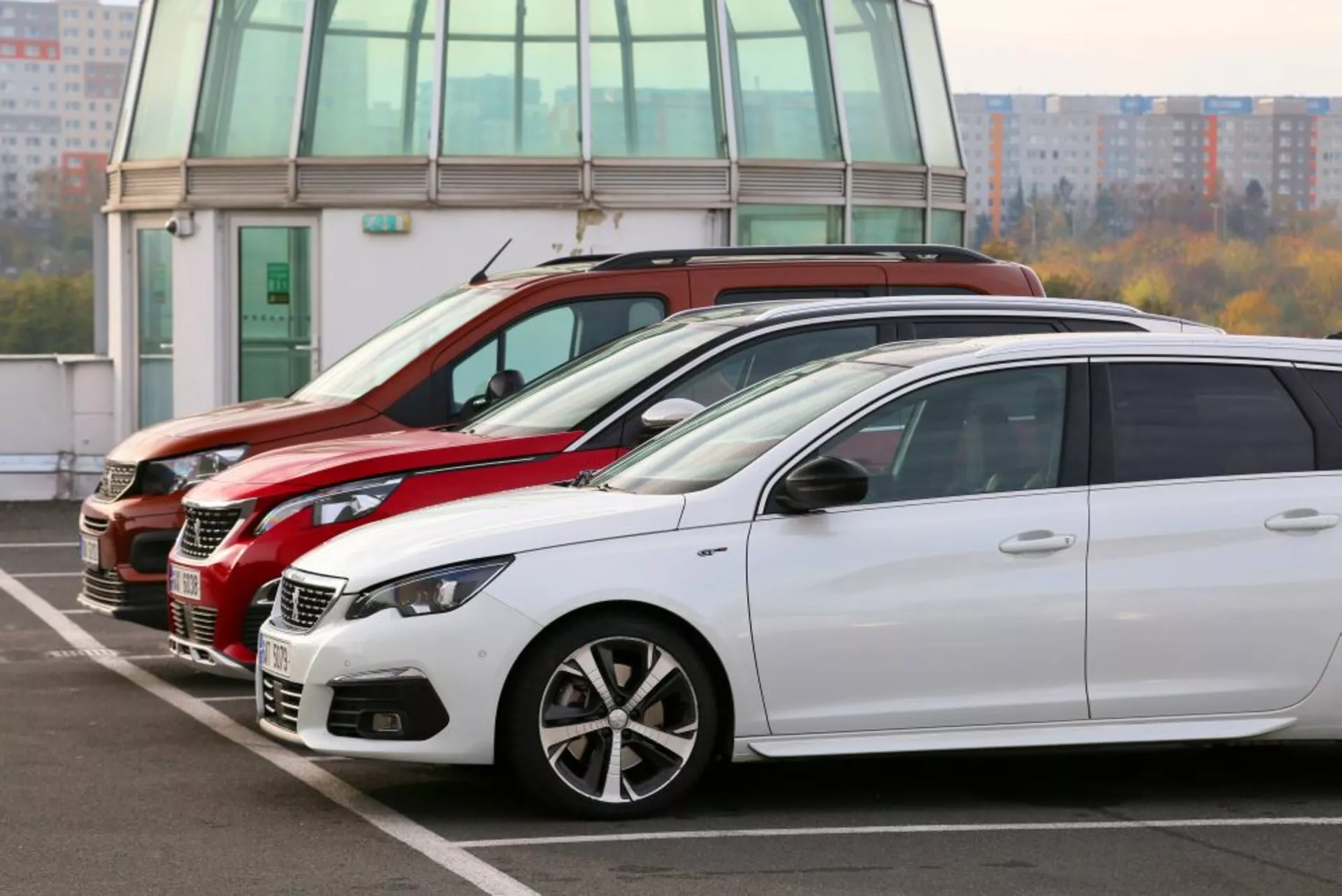 Peugeot 3008 de 2016 en parfait état, montrant son extérieur noir élégant, ses caractéristiques de conception moderne, ses phares LED et son intérieur spacieux