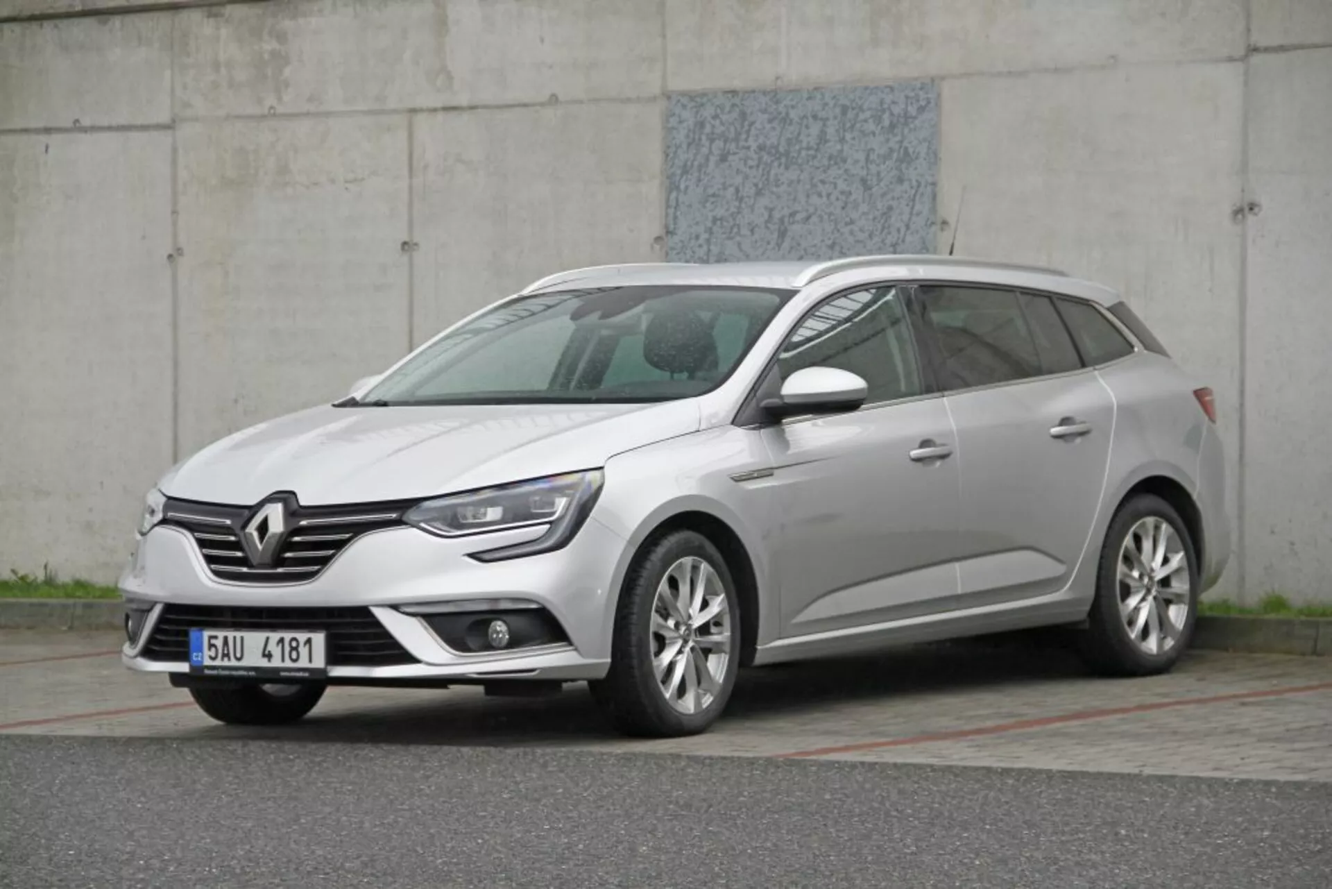 Vue de trois quarts avant d'une voiture hatchback Peugeot 308 SW moderne mettant en avant la grille avant sportive, les phares distinctifs, les feux de brouillard ou les prises d'air et les roues en alliage à multiples branches dans un cadre urbain