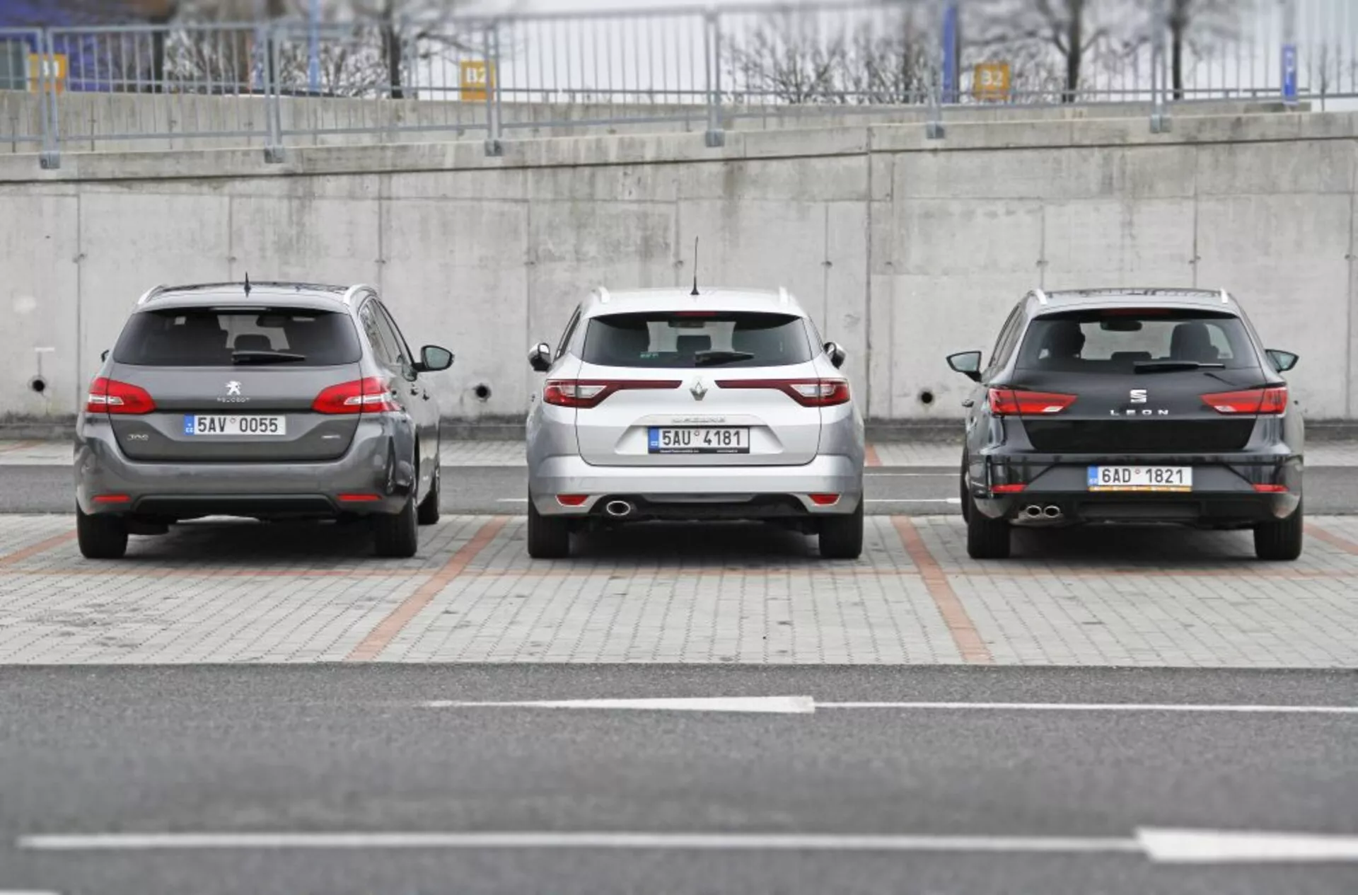 Trois voitures Peugeot 308 SW 2013 garées côte à côte montrant la conception arrière incluant les feux arrière, les pare-chocs et les plaques d'immatriculation dans un environnement de stationnement urbain