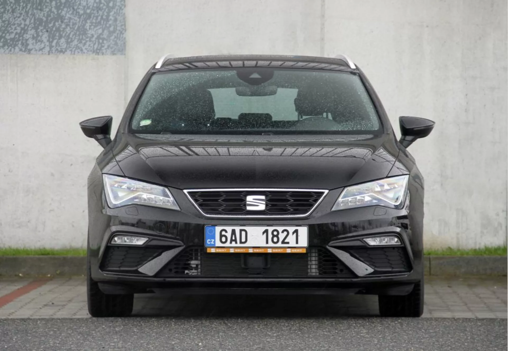 Vue de face d'une Peugeot 308 SW de 2013 montrant la grille avant distinctive, des phares LED pointus et le pare-chocs avant élégant avec prises d'air