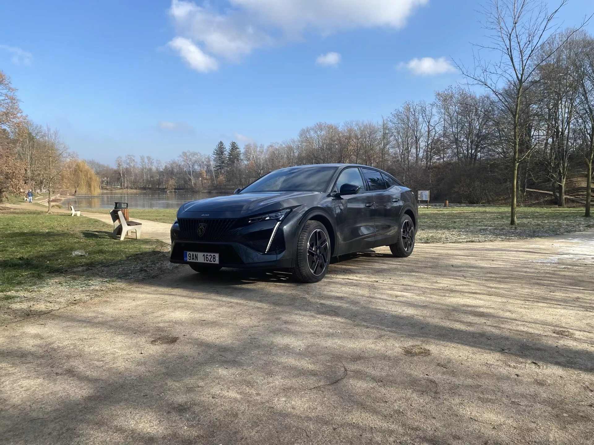 Nouvelle Peugeot 408 1ère génération 2023 montrant son design élégant, ses caractéristiques innovantes et sa technologie avancée
