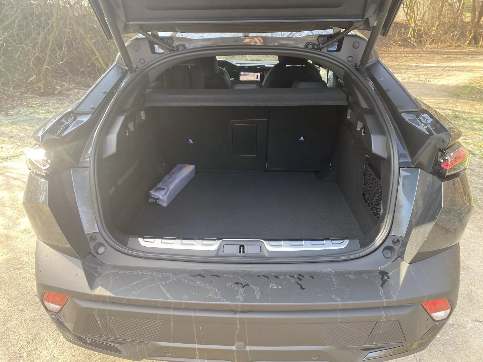 Peugeot 408 de 2023, 1ère génération, présentant une forme aérodynamique élégante, des phares LED innovants et un design intérieur moderne.