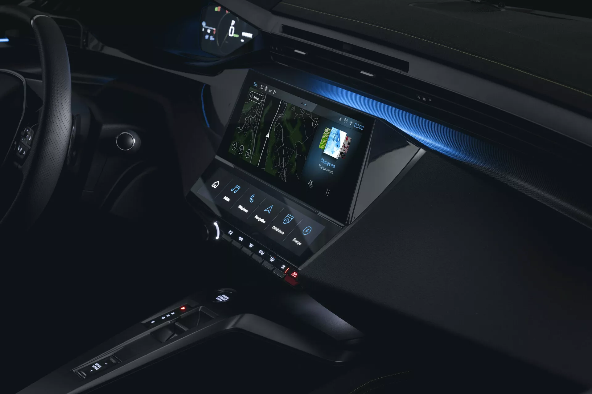Vue intérieure détaillée de la Peugeot 408 2023 centrée sur la console centrale et le système d'infodivertissement avec éclairage d'ambiance et fonctionnalités technologiques avancées, vue du côté passager.