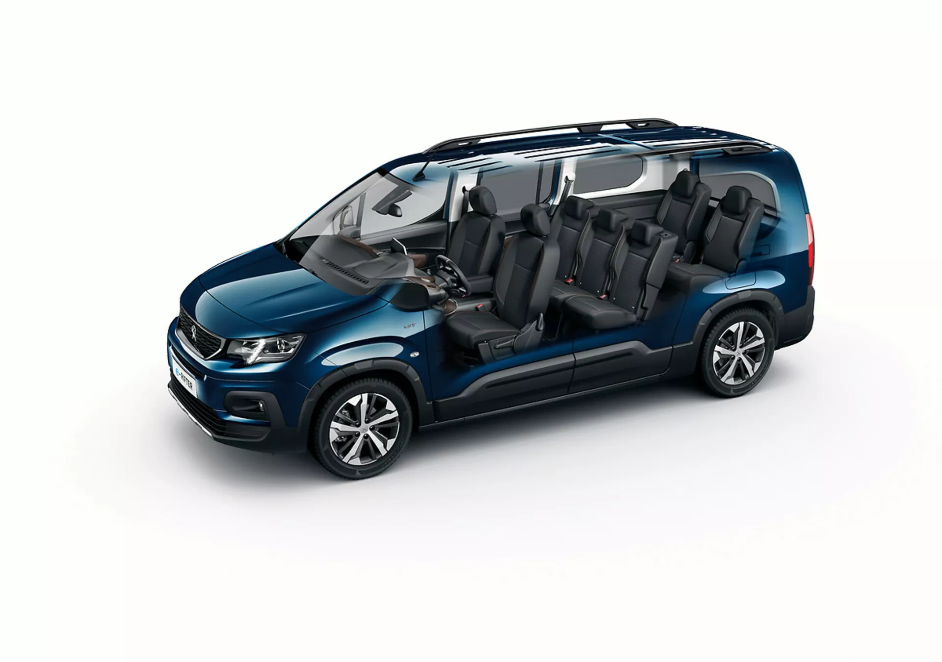 Vue en plongée du monospace Peugeot Rifter 2018 mettant en avant le design extérieur et intérieur, avec peinture bleu métallique brillant, phares LED avec feux de jour, jantes en alliage à multiples branches, et une configuration sept places avec visualisation du toit transparent.