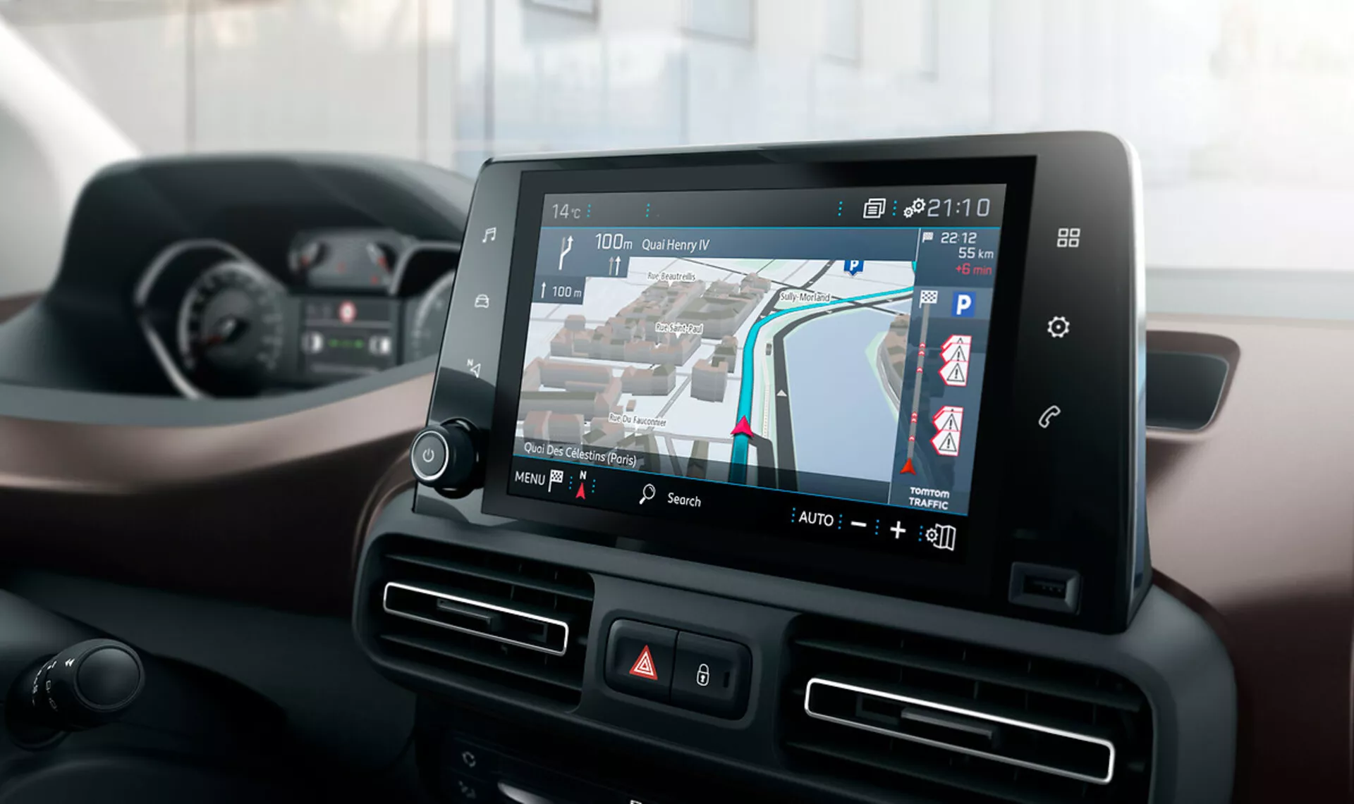 Intérieur du Peugeot Rifter 2018 montrant un système d'infodivertissement avancé avec carte de navigation GPS en 3D, affichant le trafic en temps réel, connectivité Bluetooth, et commandes de climatisation, du point de vue du côté conducteur.