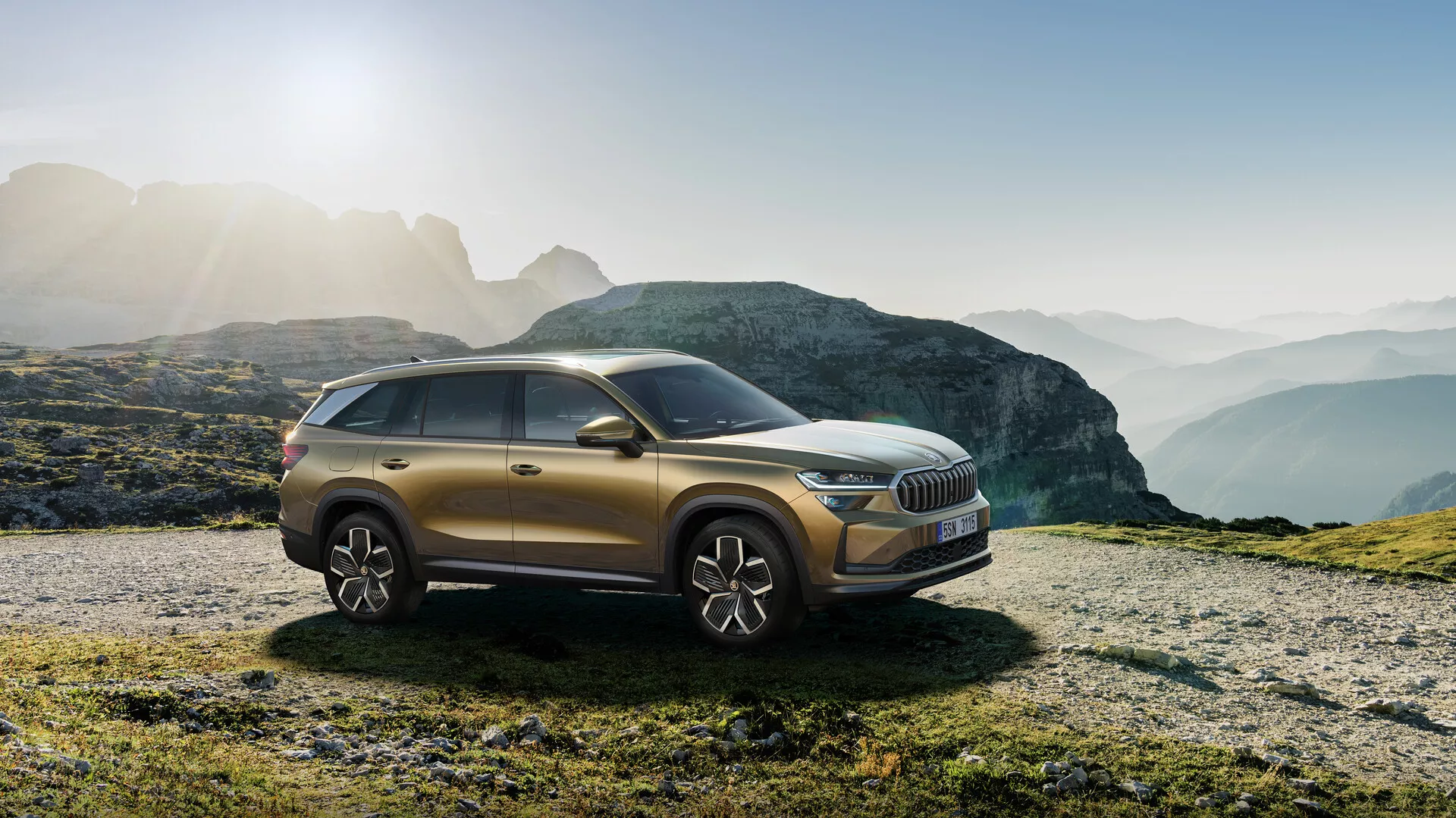 SUV moderne Peugeot Rifter 2018 garé sur un terrain accidenté mettant en évidence ses capacités tout-terrain, présentant une grille avant, des phares distinctifs, des roues en alliage à plusieurs branches et un extérieur premium rehaussé par la lumière du soleil.