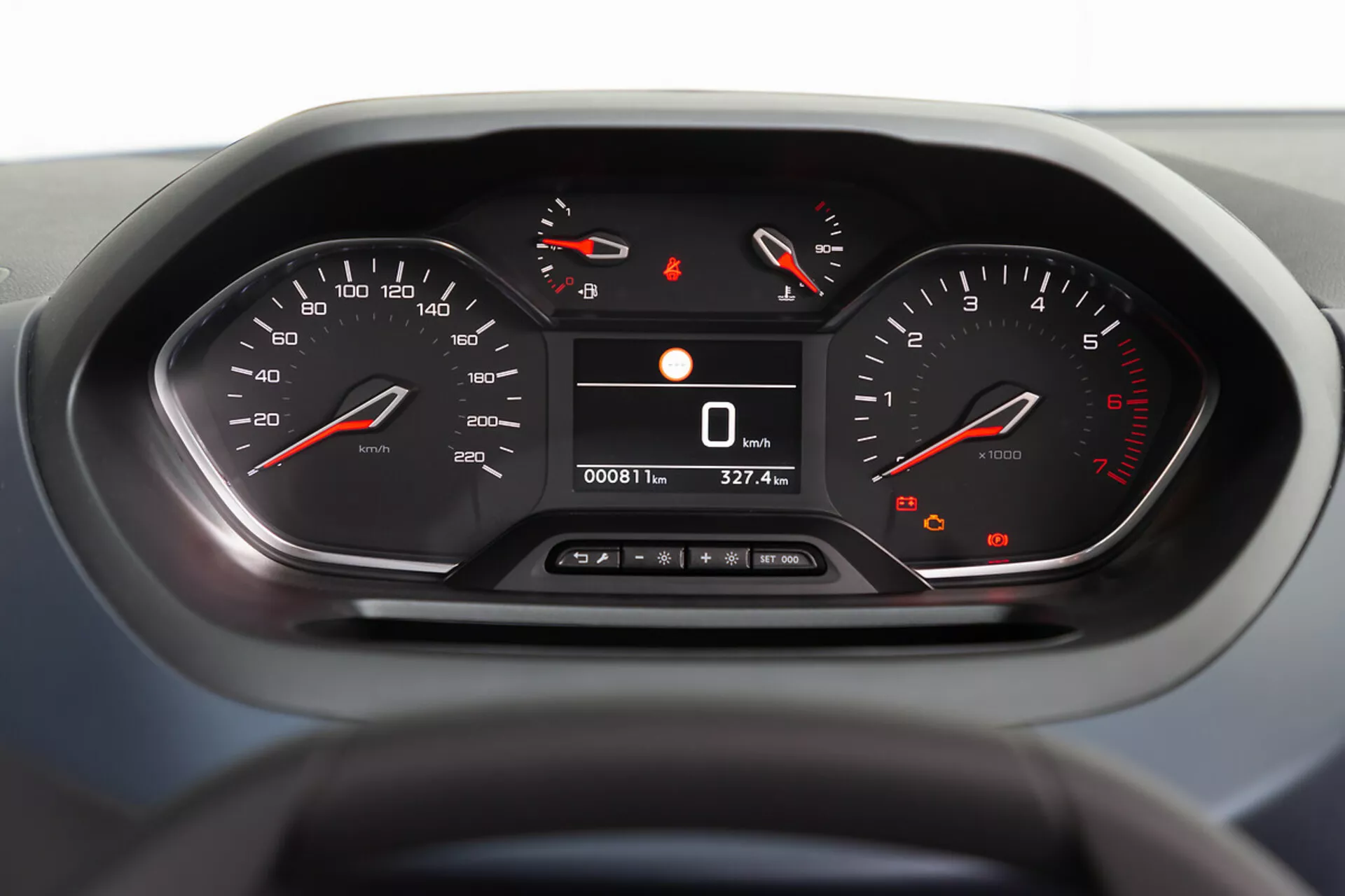 Vue rapprochée du tableau de bord du Peugeot Rifter 2018 mettant en évidence le tachymètre et le compte-tours analogiques, les lectures numériques de vitesse et d'odomètre, avec un accent sur la technologie et le design internes du point de vue du conducteur
