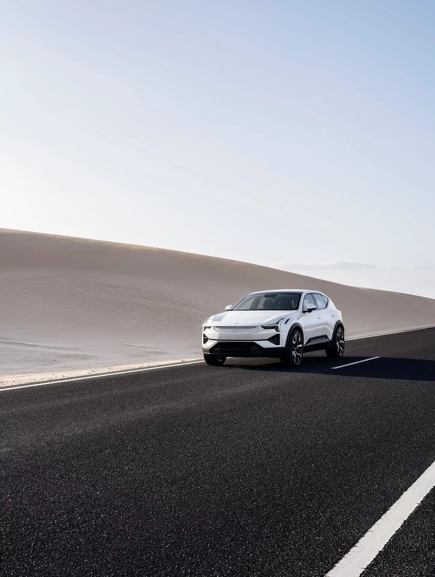 SUV électrique de luxe Polestar 3 première génération 2023 en conduite dynamique sur route ouverte