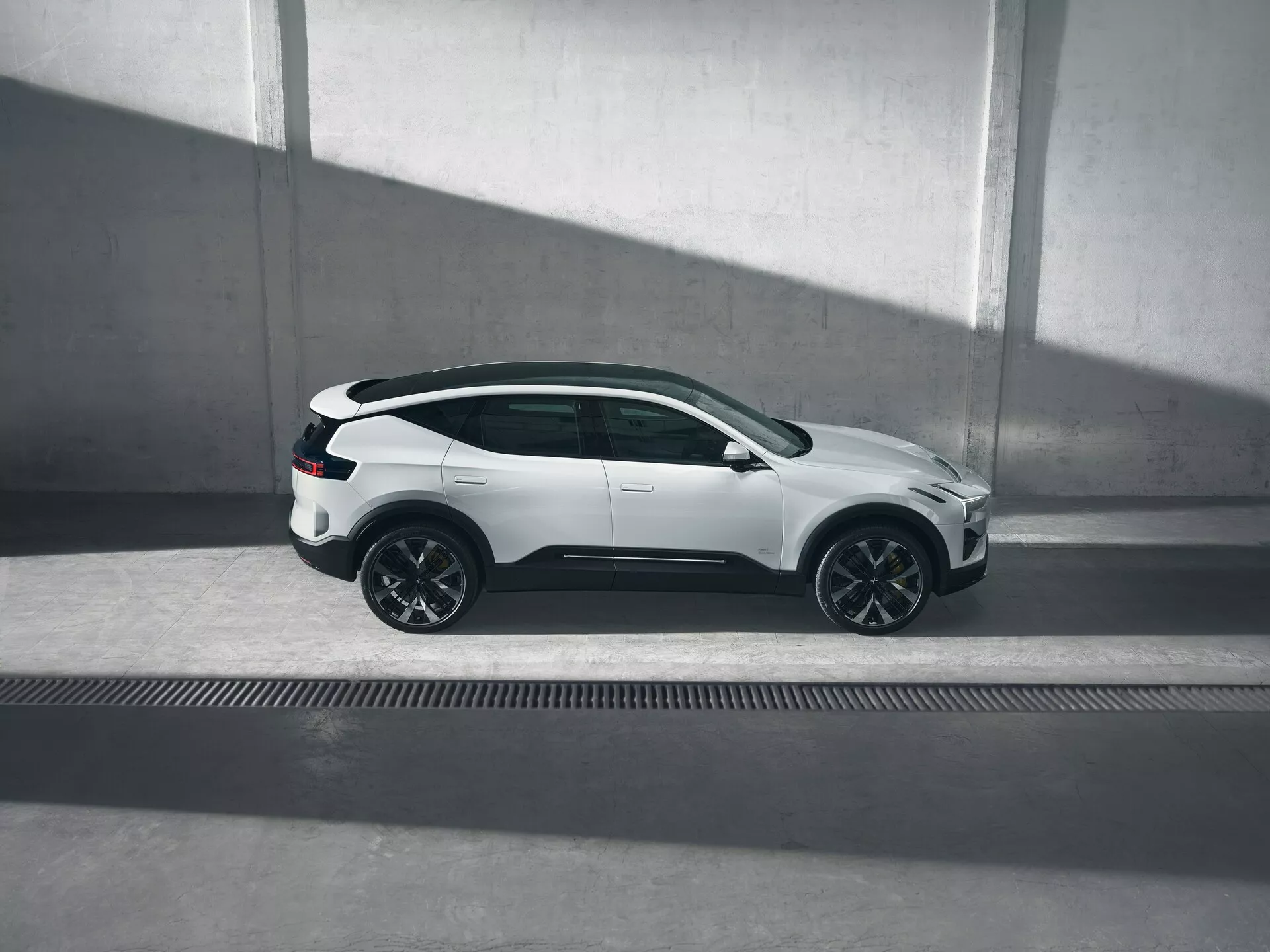 Polestar 3 2023, première génération, offrant un design scandinave aérodynamique, SUV électrique de luxe en mode de conduite dynamique