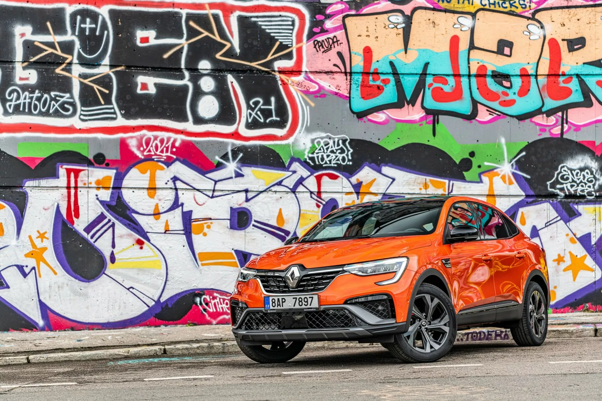 Vue avant de la Renault Arkana 2021, mettant en valeur son design élégant, ses phares LED distinctifs et ses contours aérodynamiques.