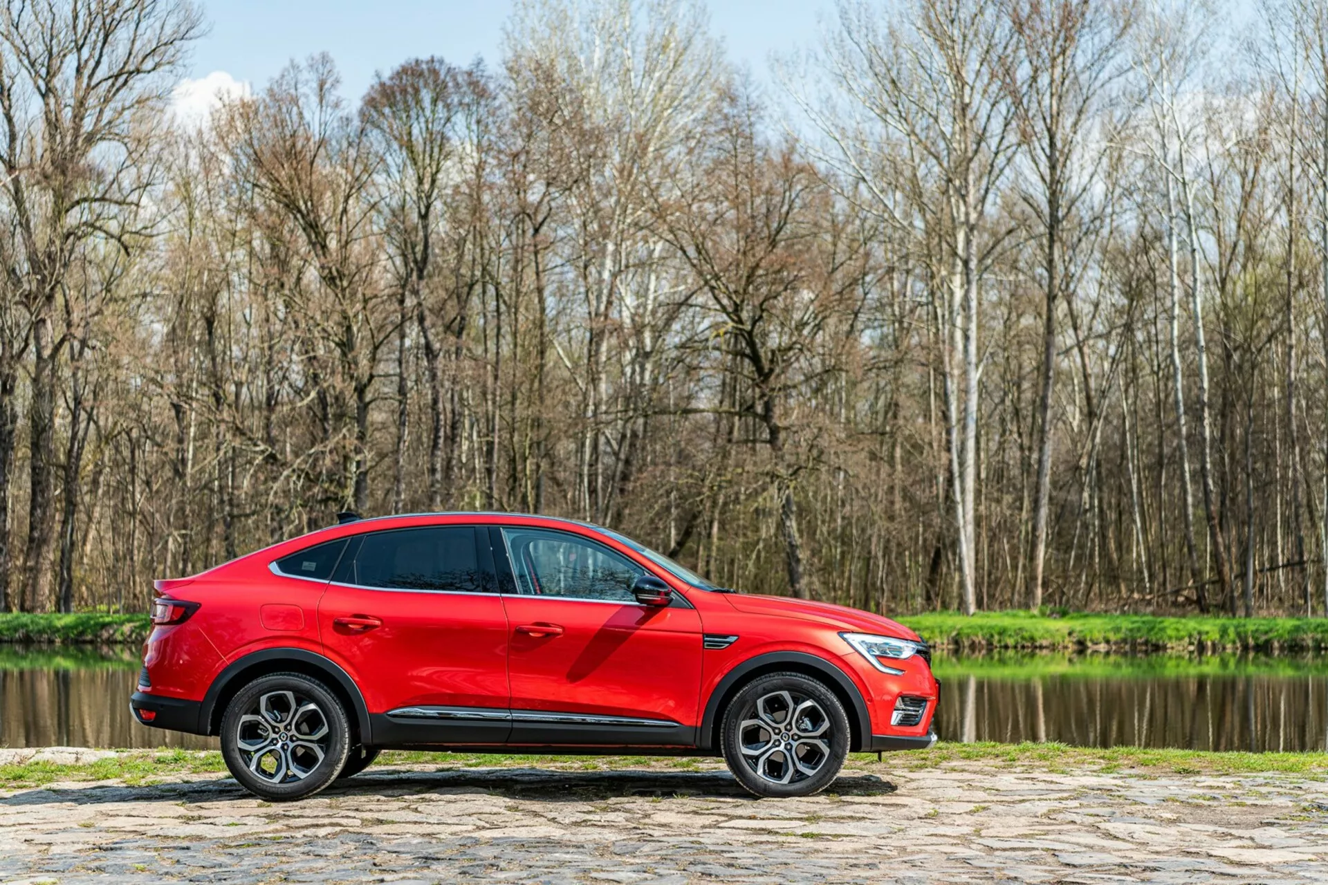 Vue avant de la Renault Arkana 2021 avec un design moderne et élégant comprenant des phares LED élégants et une calandre audacieuse et dynamique, dévoilant son allure sportive et sophistiquée.