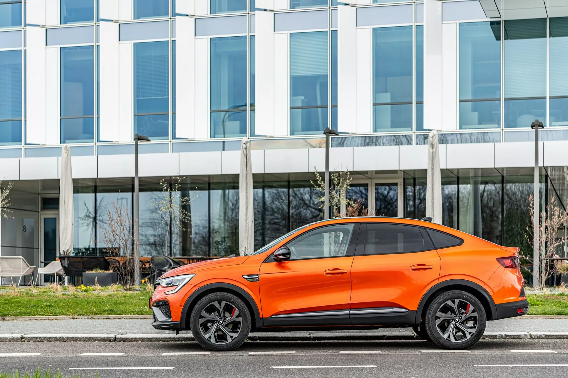 Renault Arkana 2021 - crossover SUV élégant avec un design sportif, des lignes élégantes et des fonctionnalités technologiques avancées