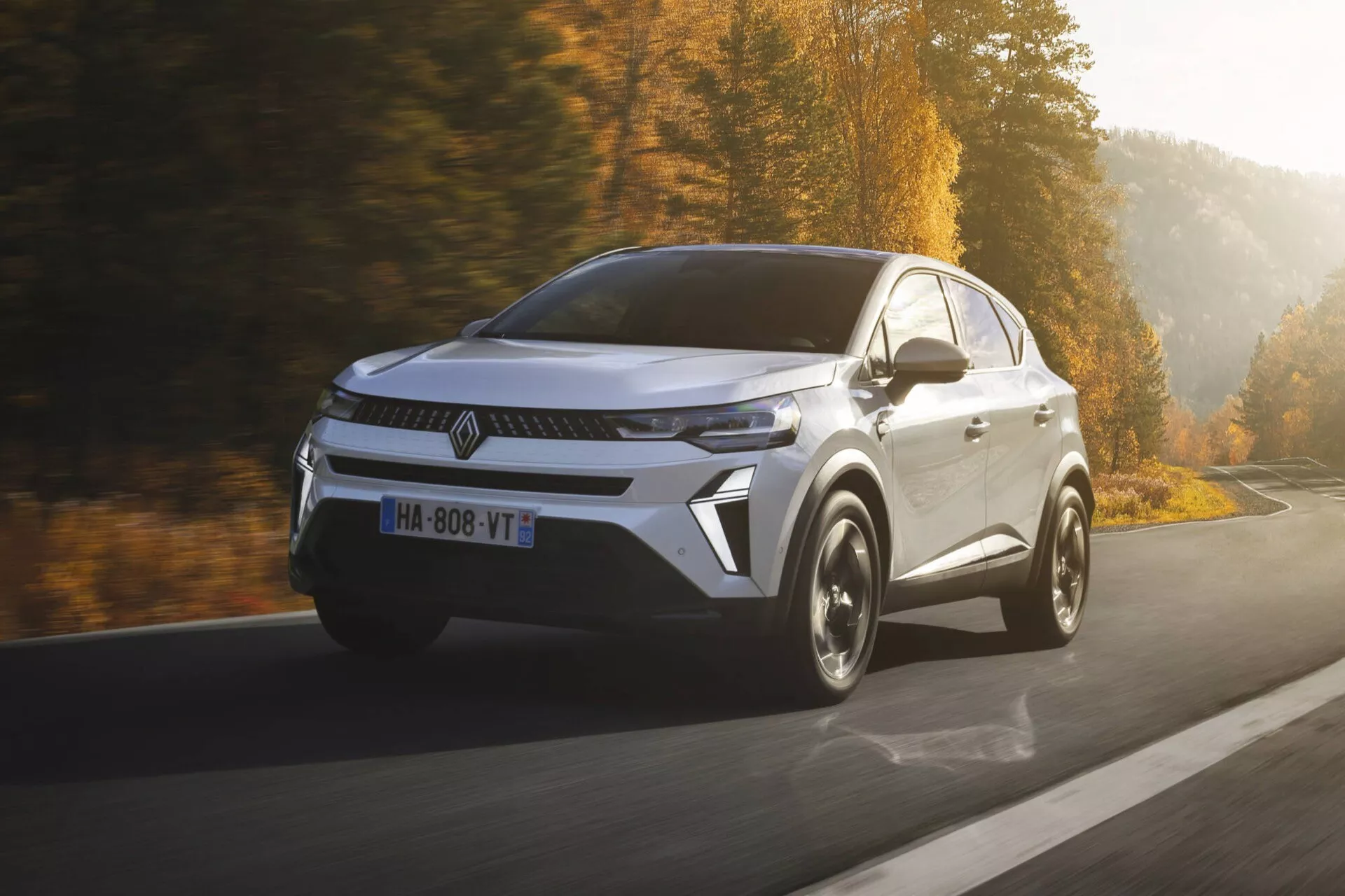 Nouveau modèle Renault Captur 2024 (II-Facelift) en maroon vibrant présentant des caractéristiques améliorées, un design élégant et une technologie moderne