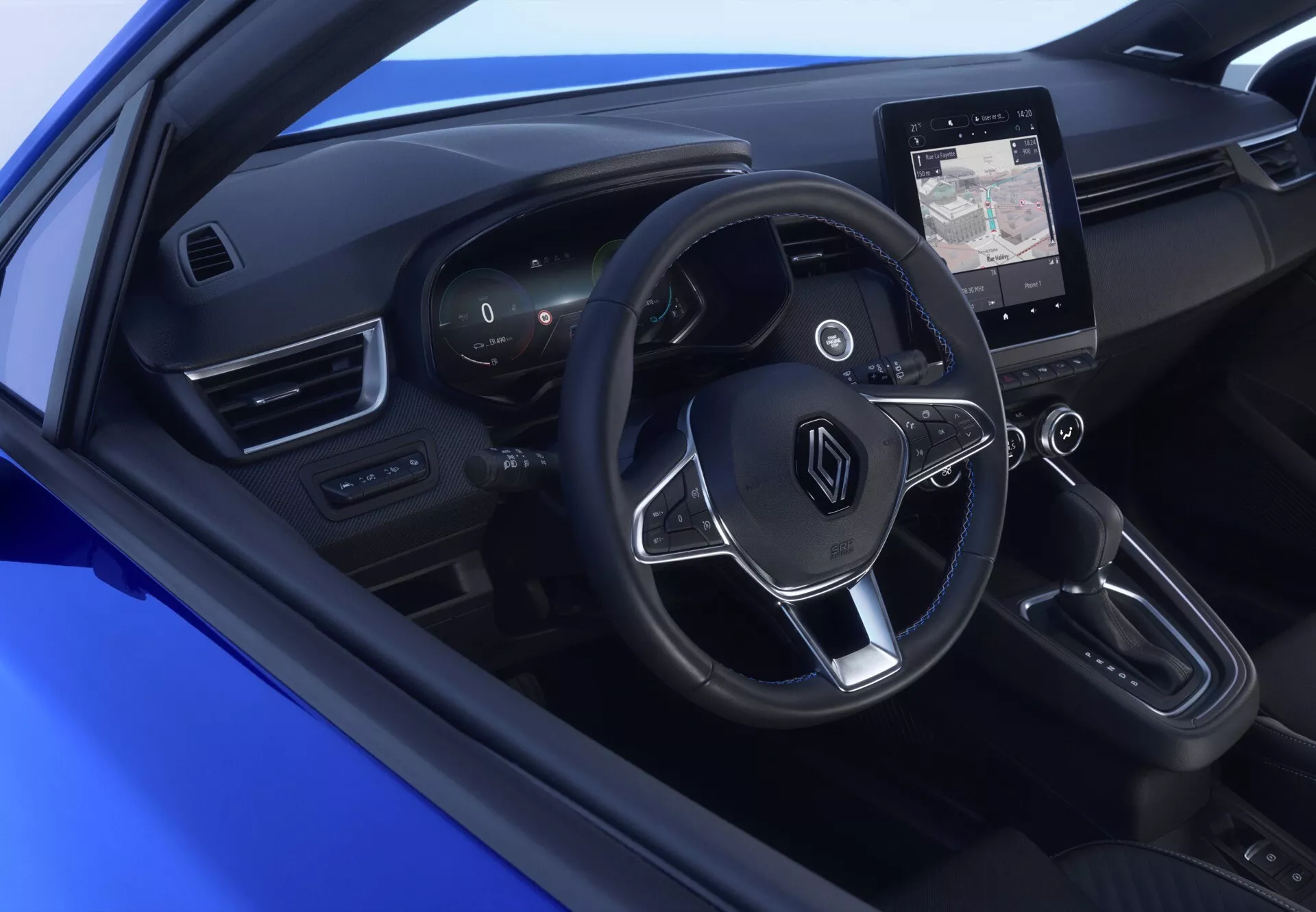 Vue intérieure du Renault Clio 2023 (V-Facelift) présentant un volant sportif à trois branches avec boutons multifonctions et palettes de changement de vitesse, un tableau de bord numérique, et un système d'infodivertissement tactile orienté vers le conducteur, mettant en avant des matériaux de haute qualité et une technologie avancée