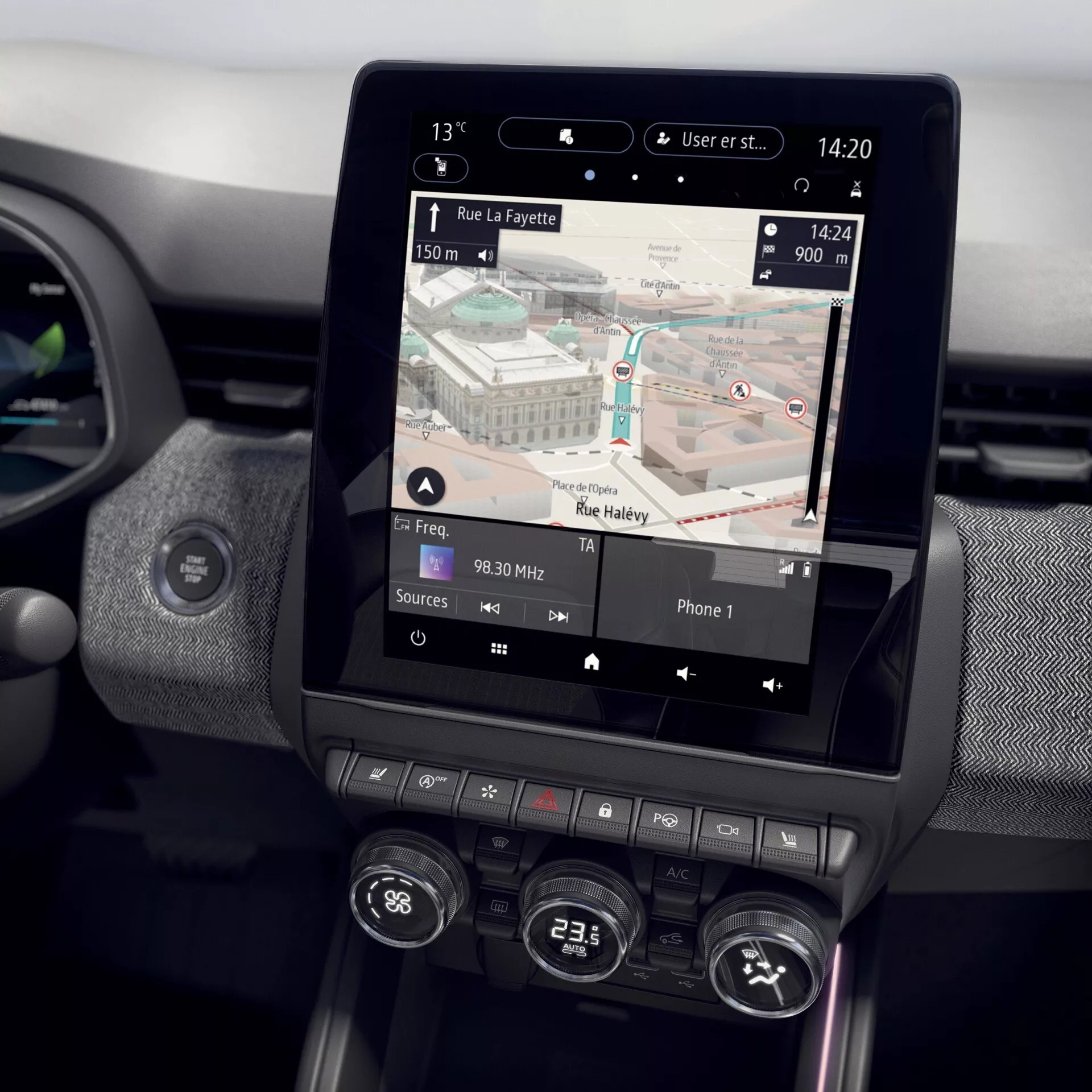 Intérieur de la Renault Clio 2023 (V-Facelift) mettant en vedette la console centrale avec système d'infodivertissement affichant une carte de navigation sur un grand écran tactile vertical et boutons de contrôle du climat en dessous, le tout dans un cadre de design moderne.